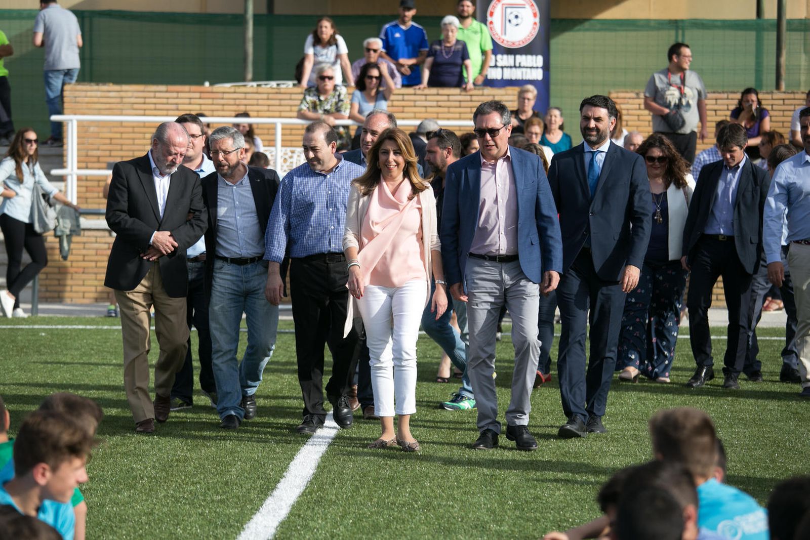 Izqda., el presidente de la Diputación y en el centro, la presidenta de la Junta de Andalucia en el campo de fútbol.