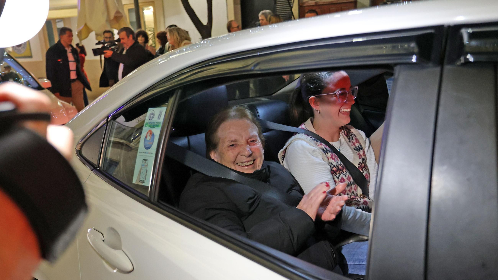 Imágenes de la caravana solidaria de los taxistas con los mayores por el alumbrado navideño de Jerez