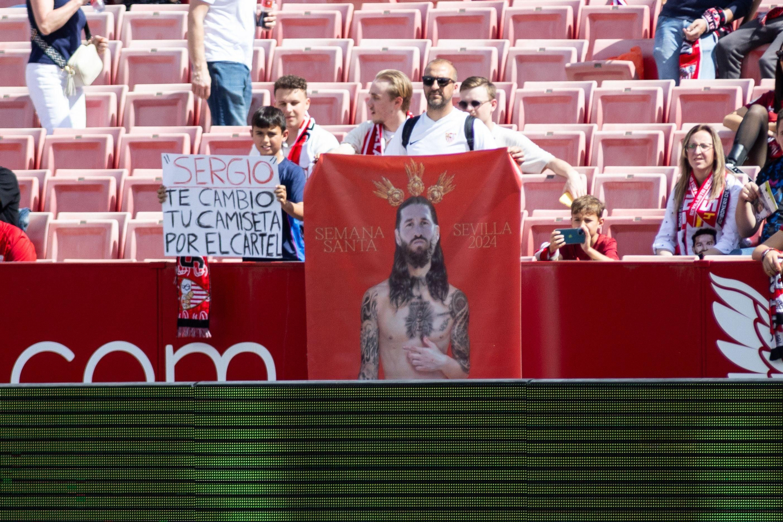 Sergio Ramos, figurado como Jesucristo: "Te cambio tu camiseta por el cartel".