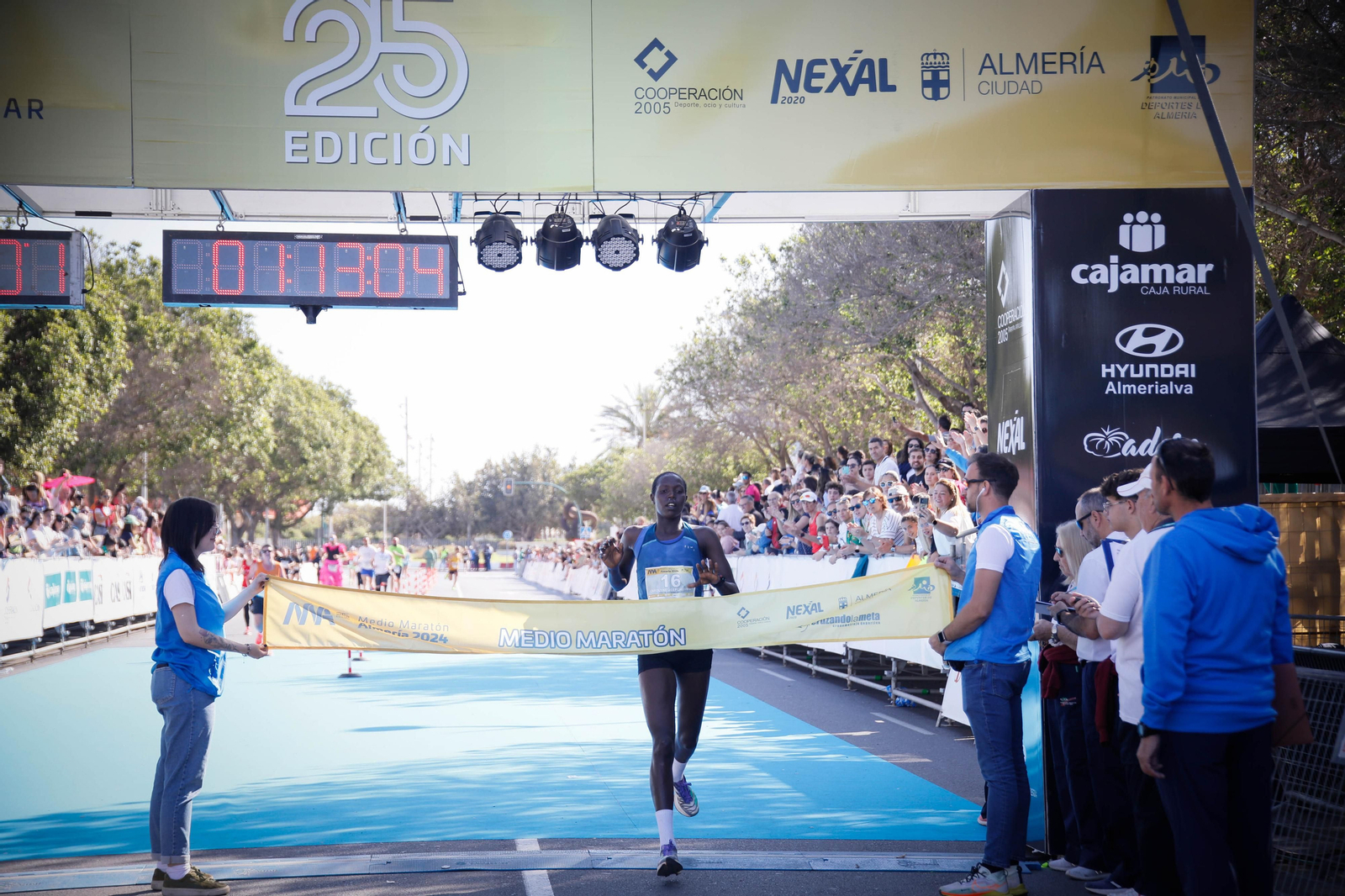 Imágenes de la llegada de la Media maratón Ciudad de Almería