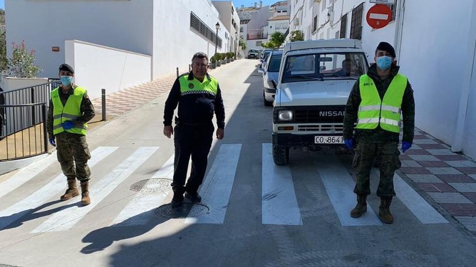Efectivos de la Policía Local y de la Brigada Guzmán El Bueno en Carcabuey.