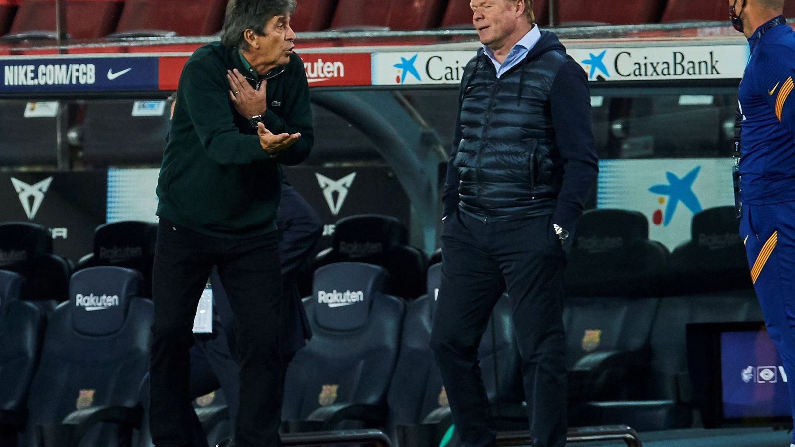 Pellegrini dialoga con Koeman en un momento del partido.