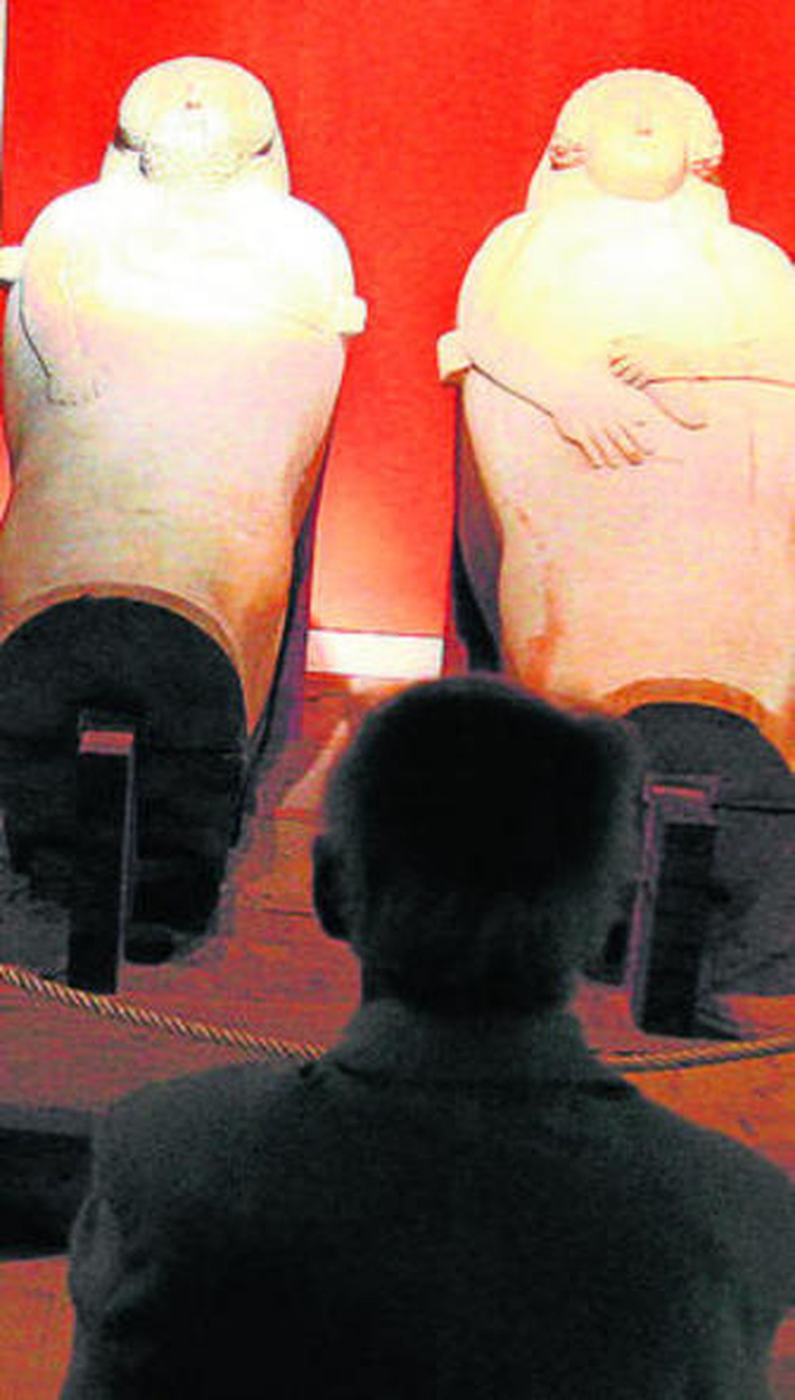 El sarcófago masculino (izquierda), junto al femenino en el Museo.