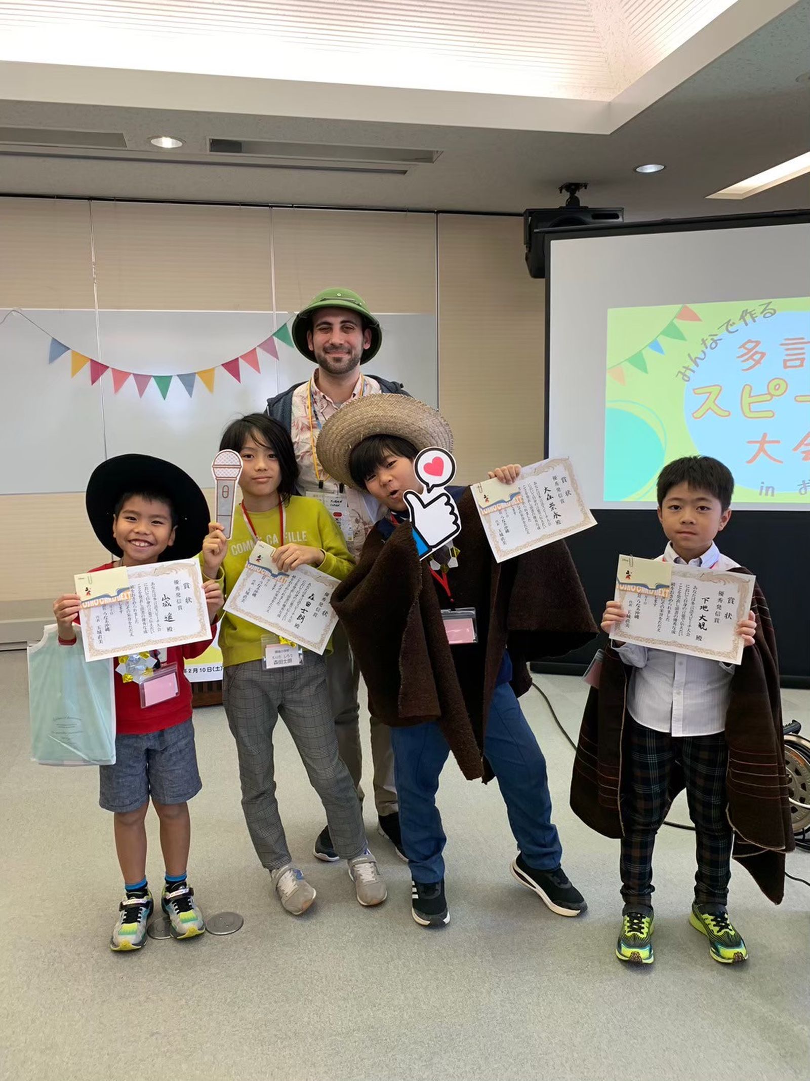 Rubén Clos con un grupo de alumnos.