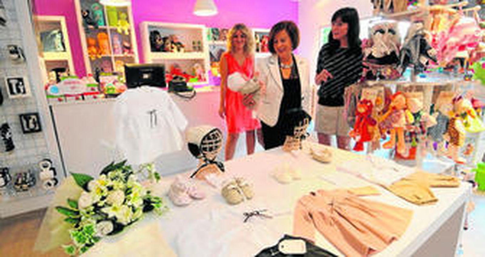 La delegada del Gobierno y la coordinadora del IAM visitaron ayer la tienda 'Esta por mamá'.