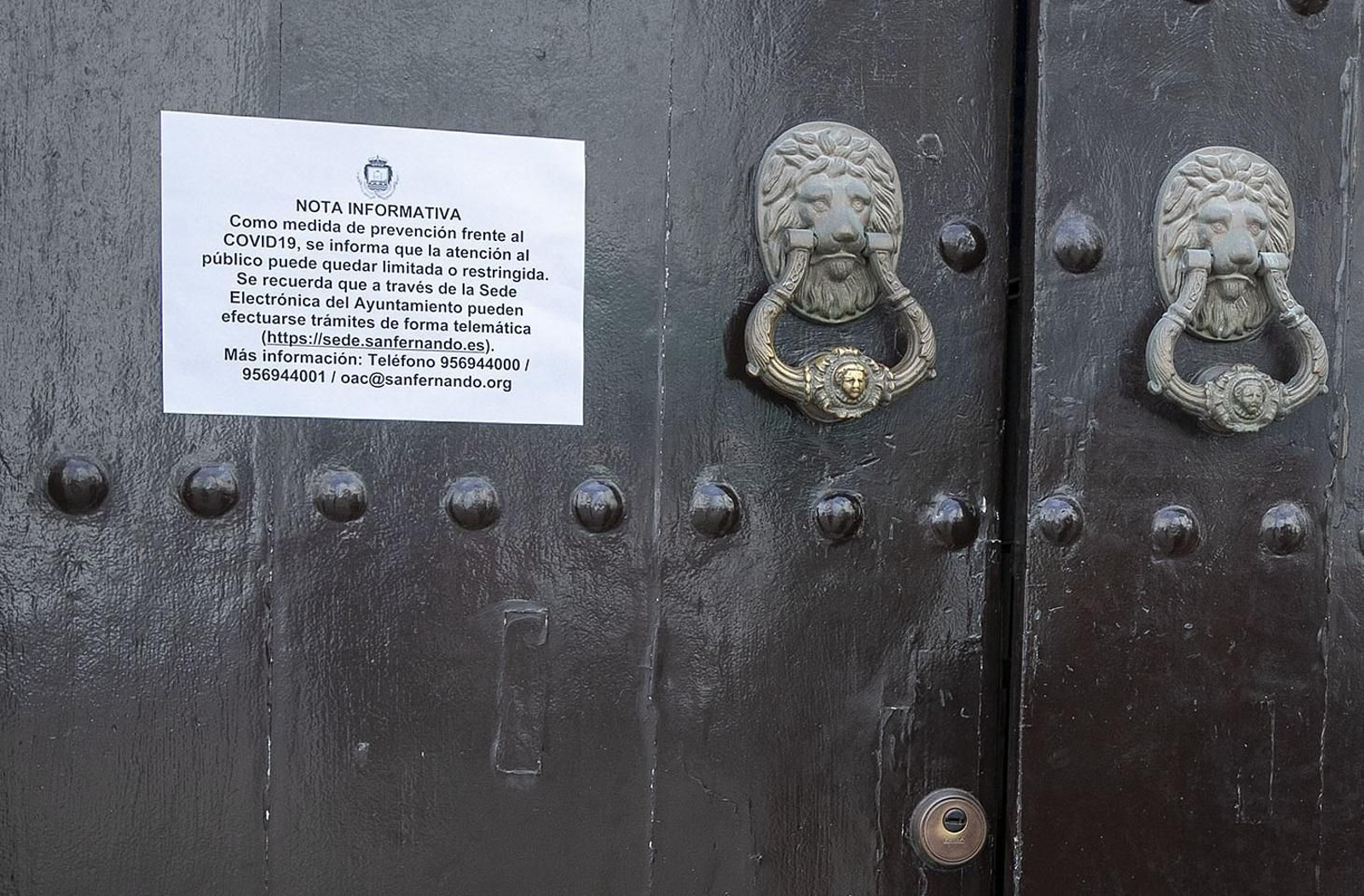 Cartel sobre las restricciones de atención al ciudadano en Alcaldía.