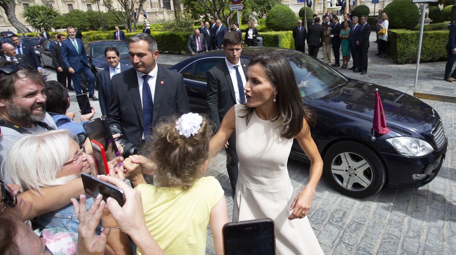 La visita de los Reyes a la exposición 'El viaje más largo', en imágenes