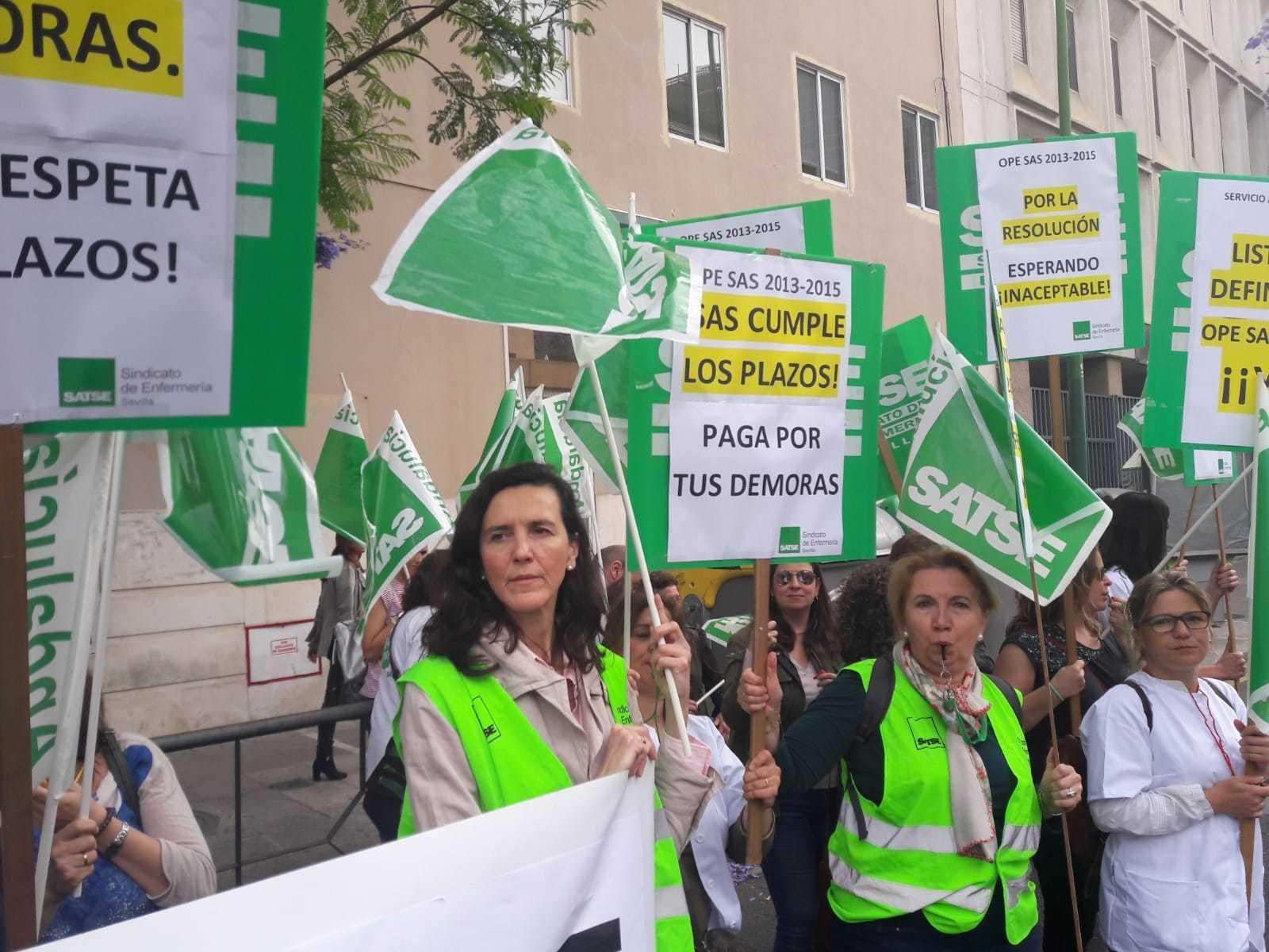 La portavoz del Satse en Sevilla, Reyes Zabala, portando una pancarta, junto a otros miembros del sindicato, en una protesta reciente.