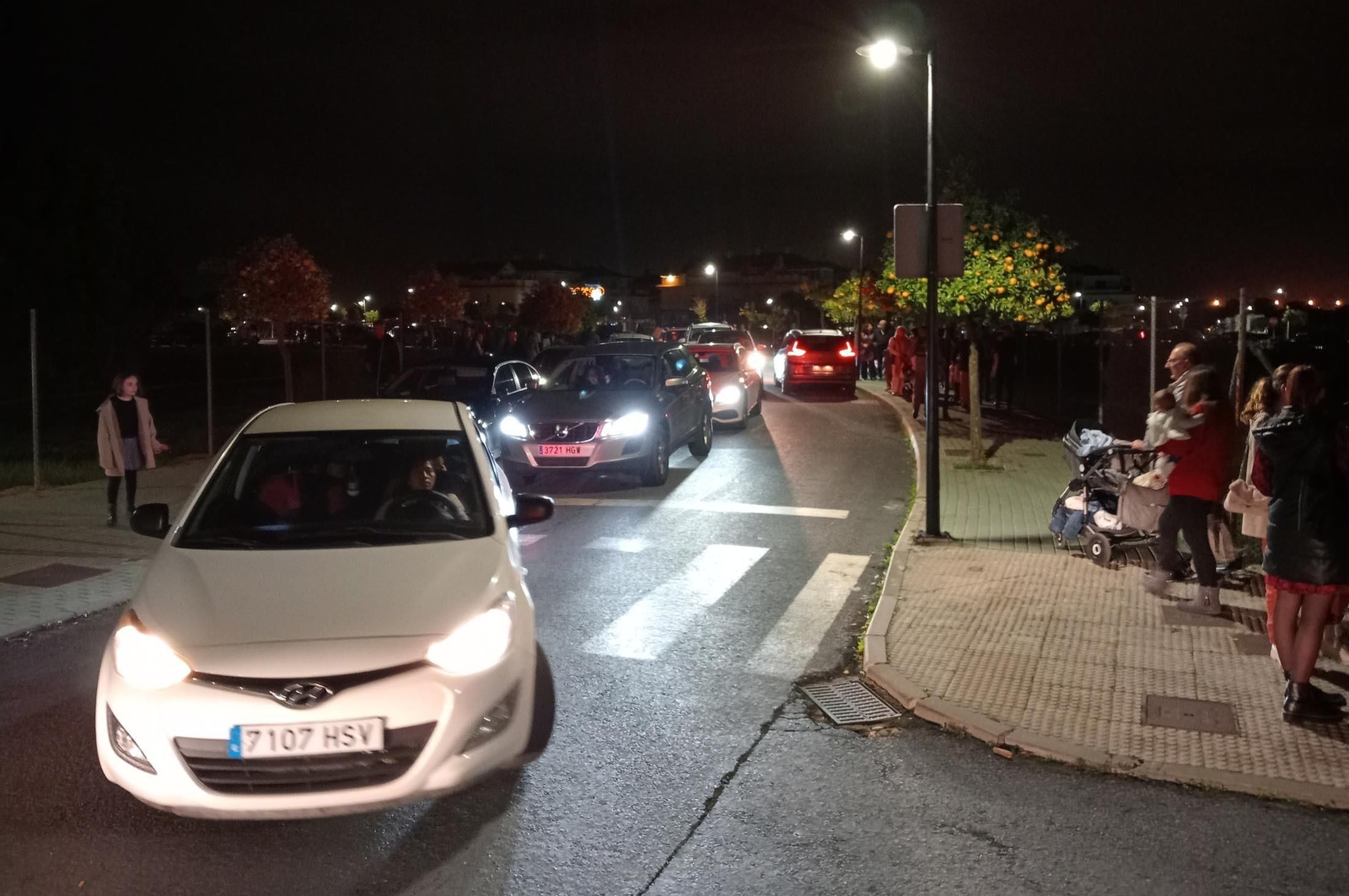 Imágenes de la calle del Grinch de Corrales, Huelva