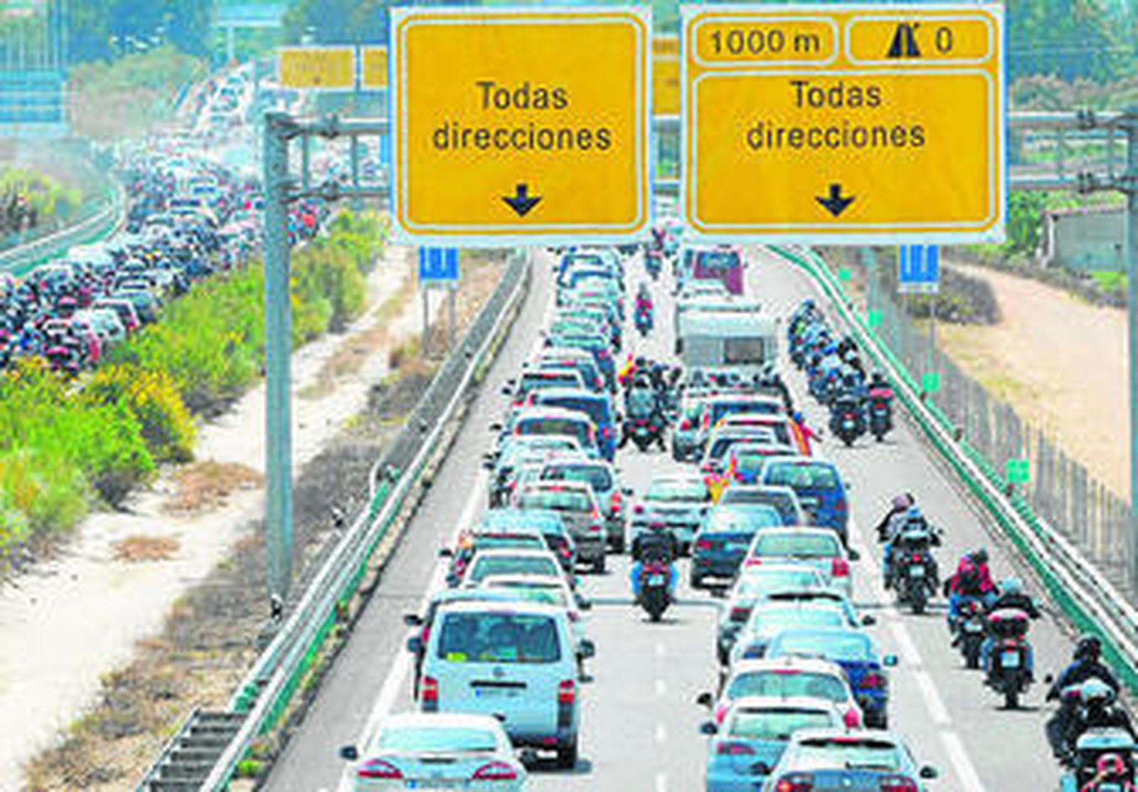 Aficionados desalojan ayer el circuito por la A-382.