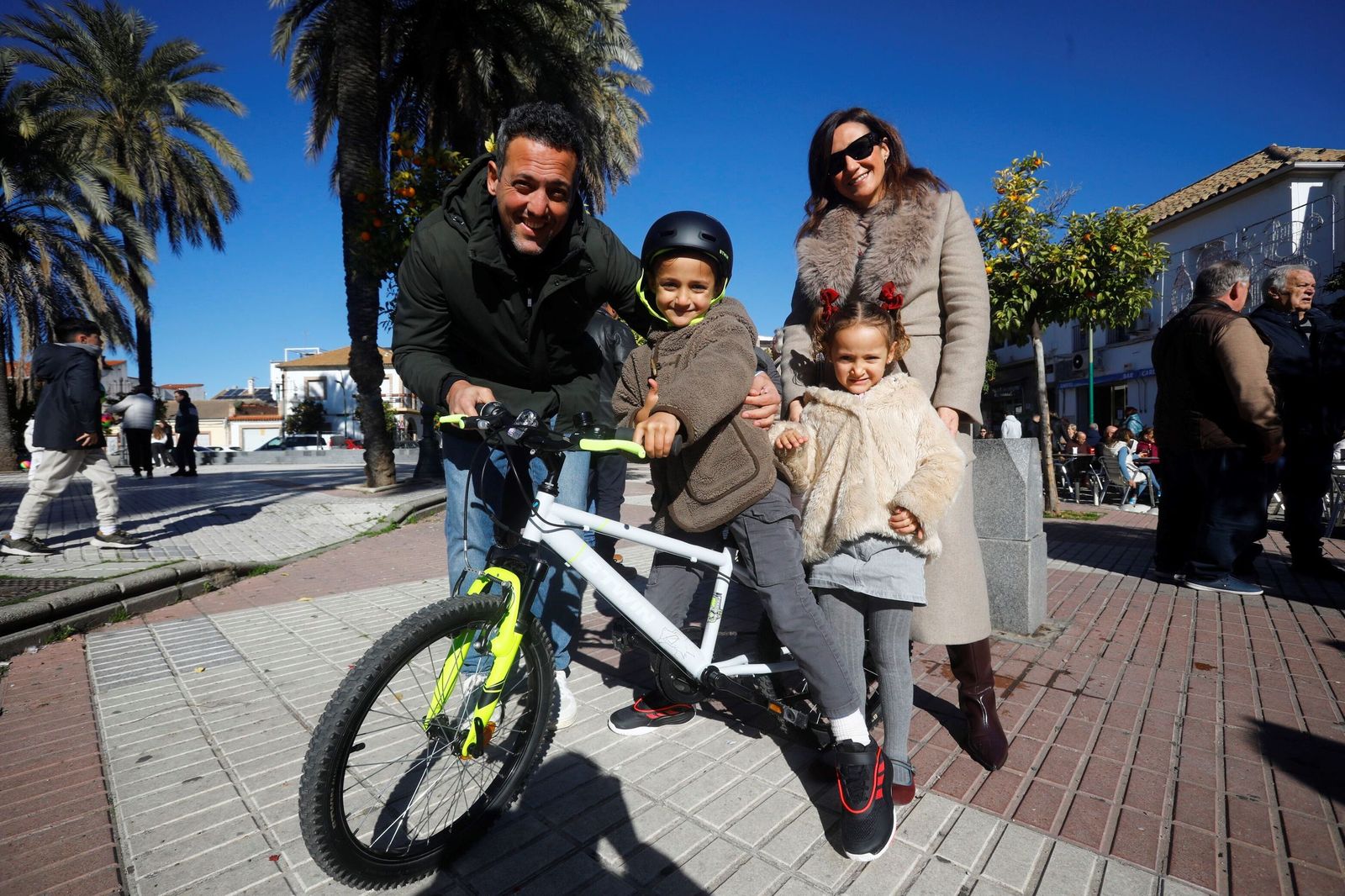 Pablo, Carmen y sus padres disfrutan de los regalos de Reyes en la plaza de Cañero.
