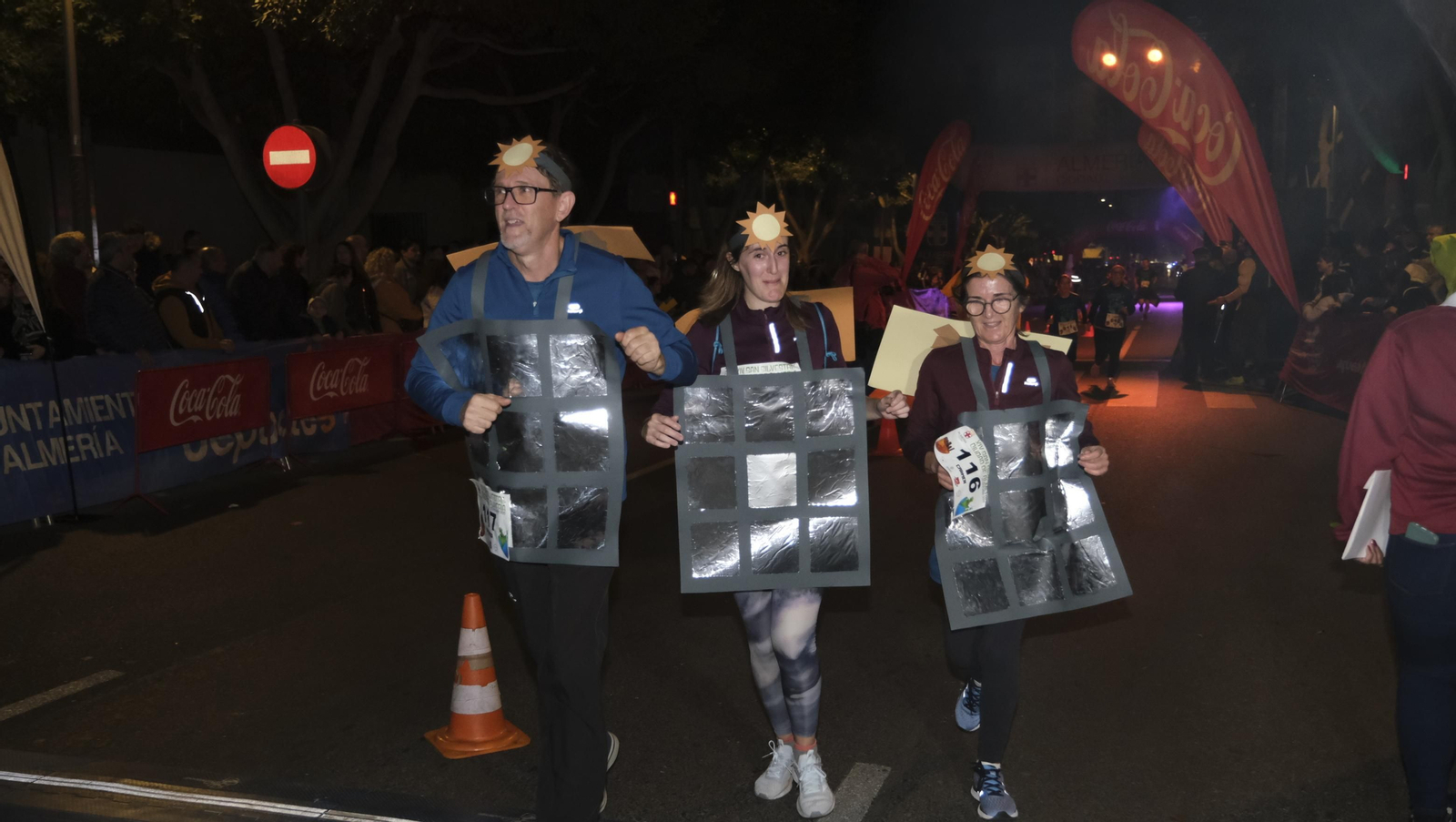 Imágenes de la XIV edición de la San Silvestre de Almería