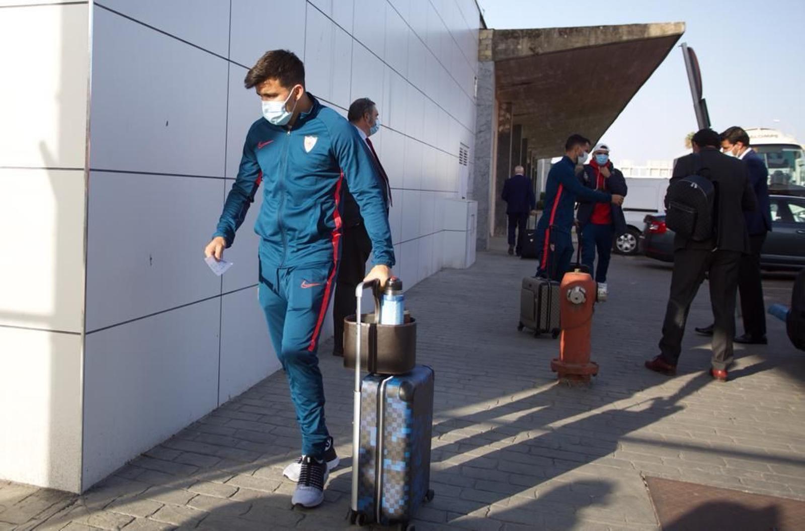 Acuña, antes de volar a Londres en el vuelo chárter del Sevilla; al fondo, Suso.