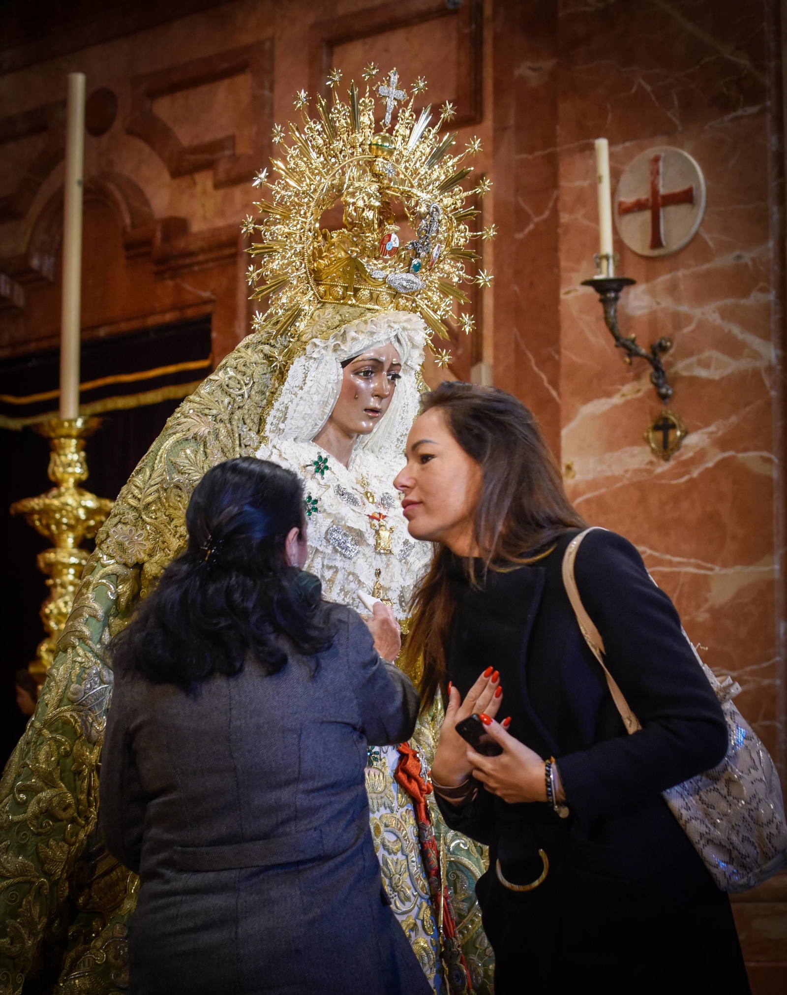 El besamanos de la Macarena, en imágenes