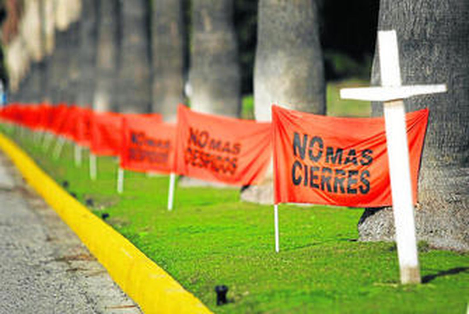 Banderas colocadas durante el conflicto originado con el cierre de Cádiz Electrónica, en El Puerto.