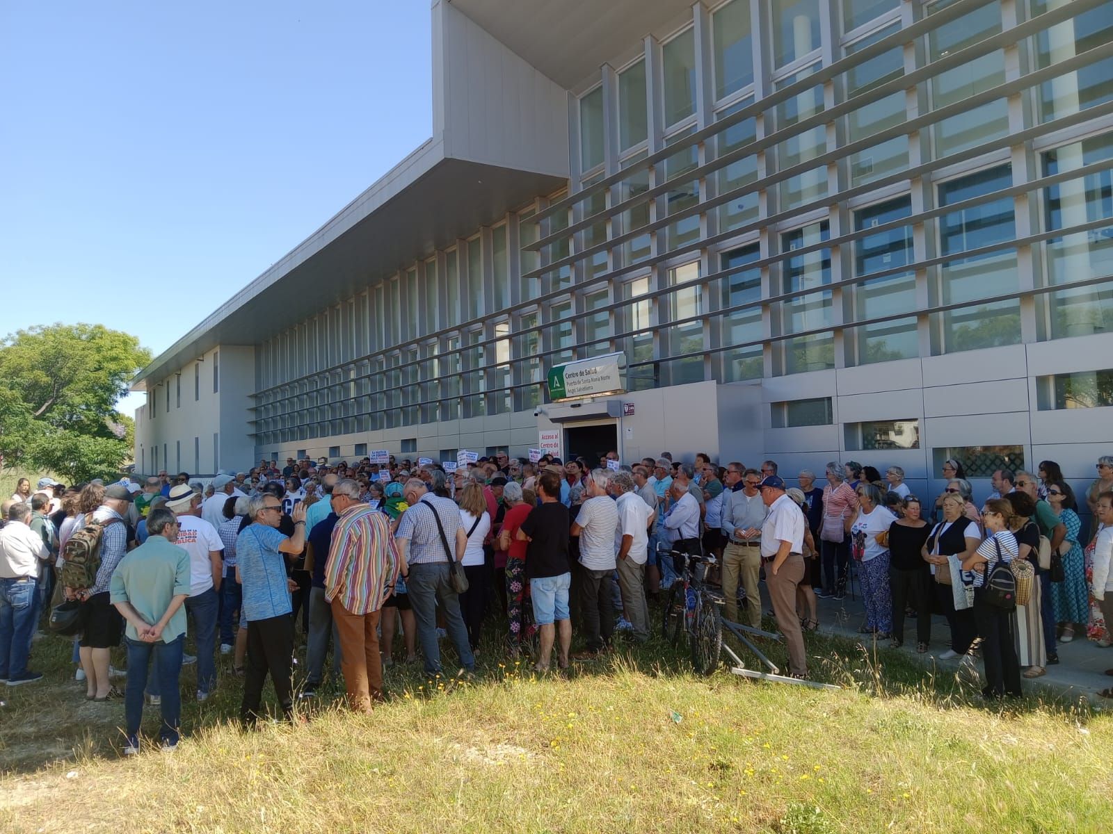 Imagen de la movilización convocada por Marea Blanca a las puertas del centro de salud Ángel Salvatierra.