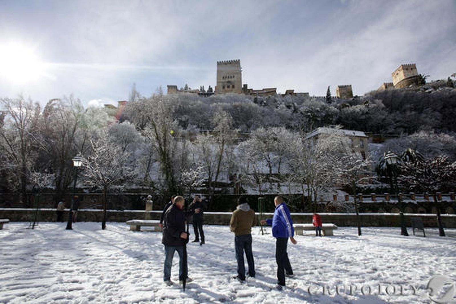 La nieve blanqueó la ciudad en la festividad del 28-F y provocó hasta 200 incidencias.

Foto: Lucia Rivas