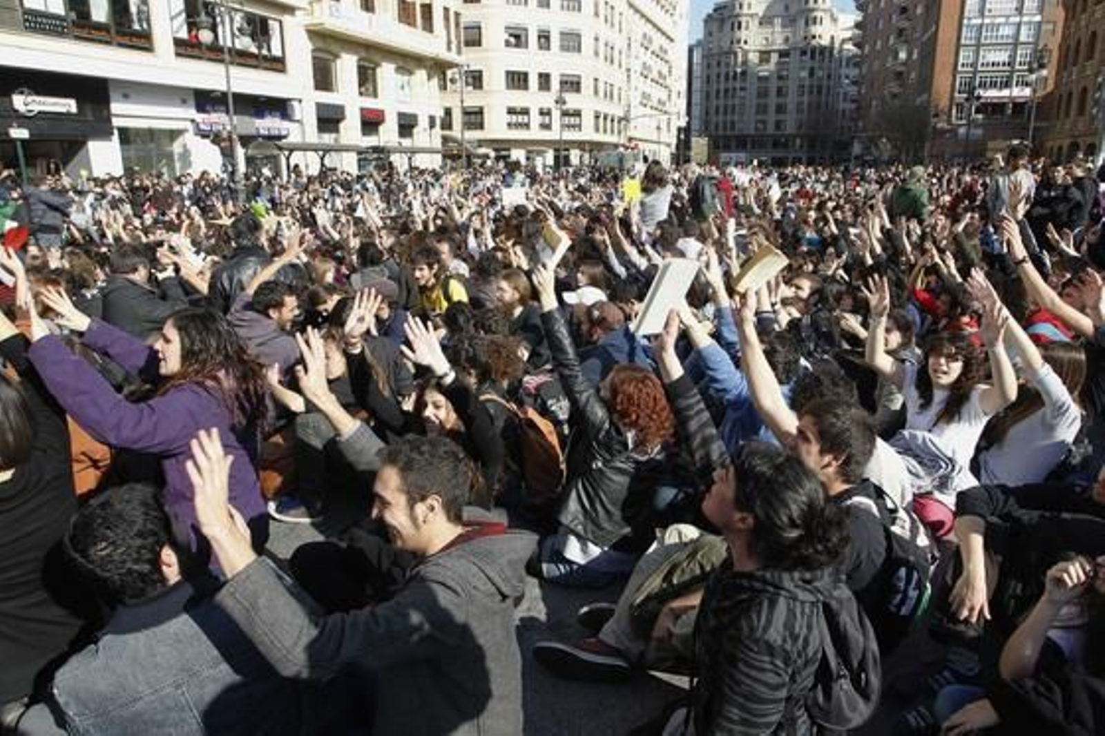 Miles de personas se manifiestan tras las duras cargas policiales.

Foto: efe/afp/reuters
