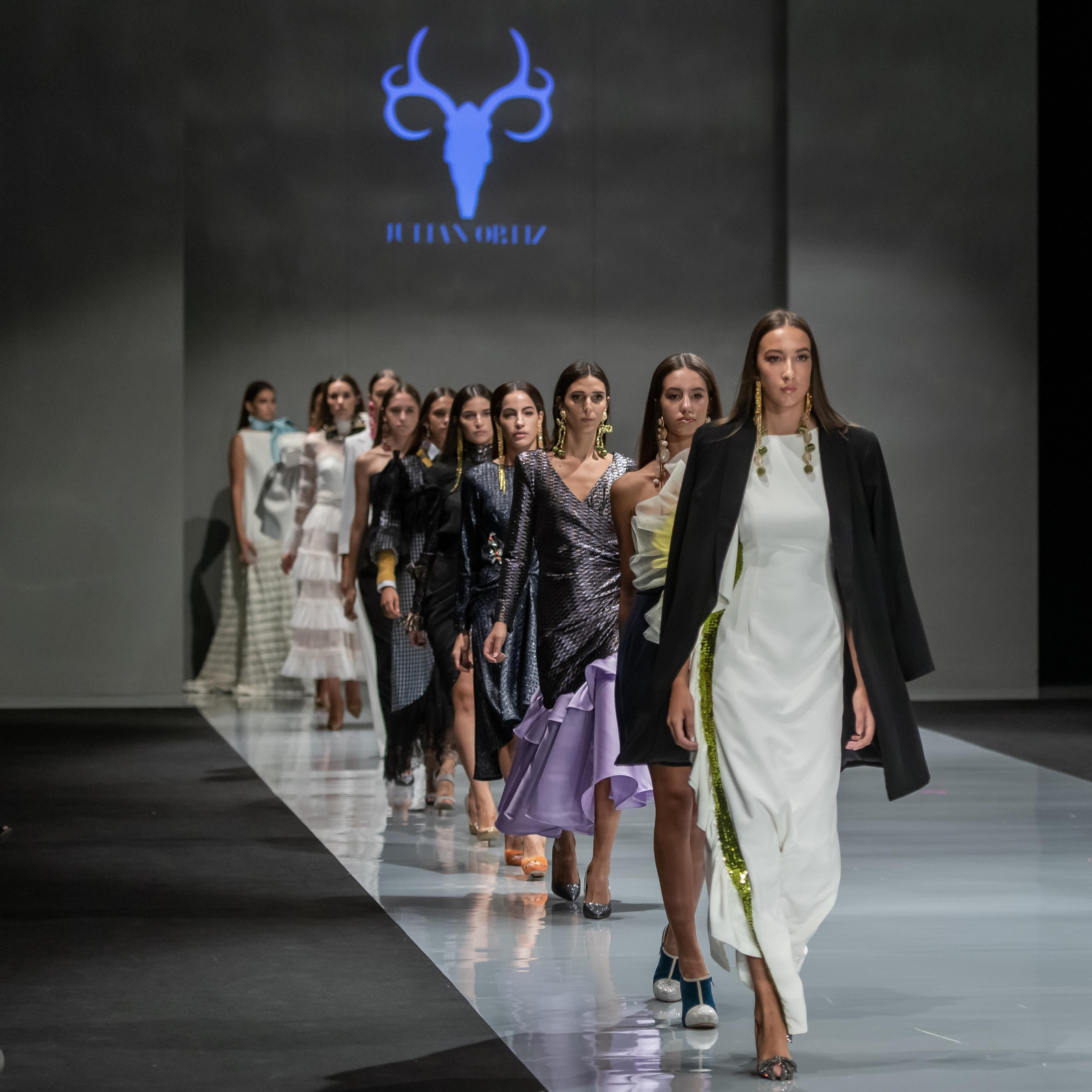 Raices, una revisión a sus orígenes a través de la moda del diseñador Julián Ortiz