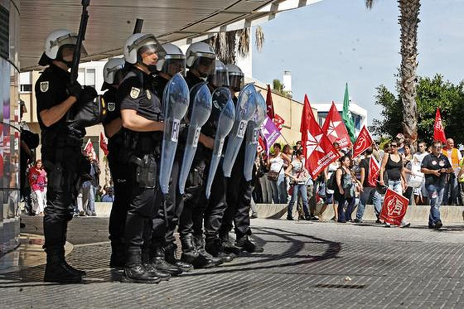 Los piquetes tomaron el centro de la capital desde primera hora de la mañana para impedir la apertura de comercios y empresas. /Julio González