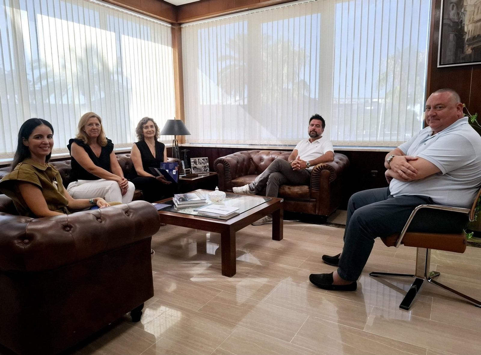 Fran González, en el centro, en un momento de la reunión que ha tenido lugar este lunes.