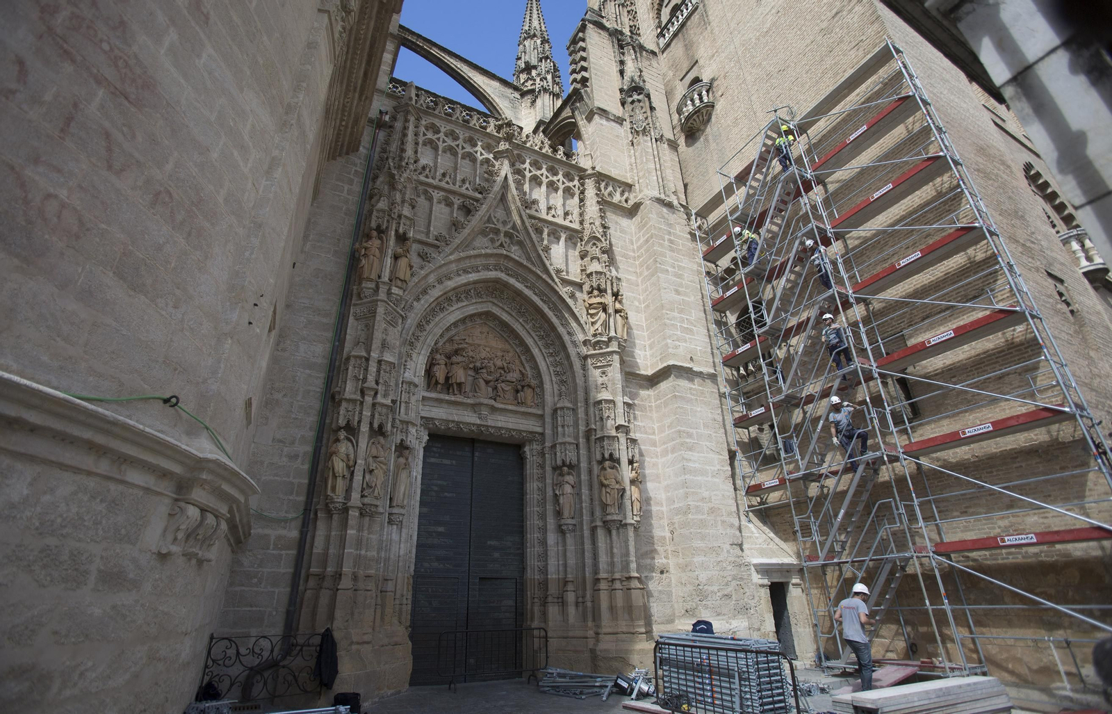 Los operarios montando el andamio en la fachada sur de la Giralda.