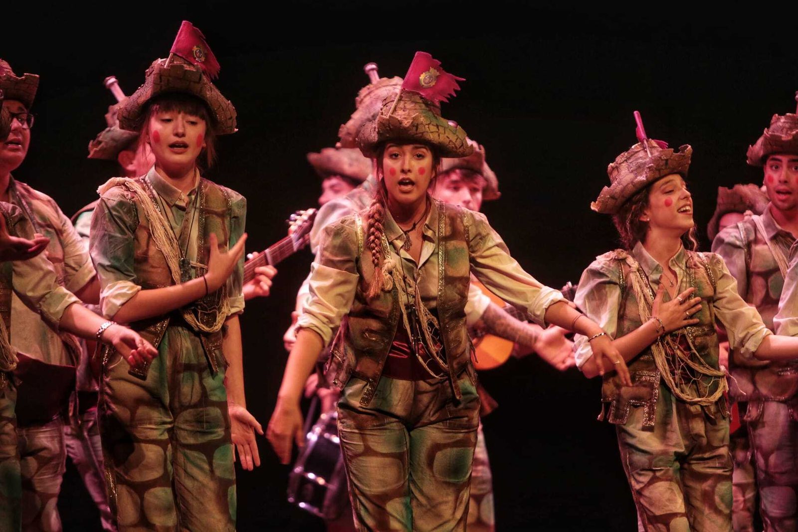 La comparsa juvenil "A los pies de la Caleta"