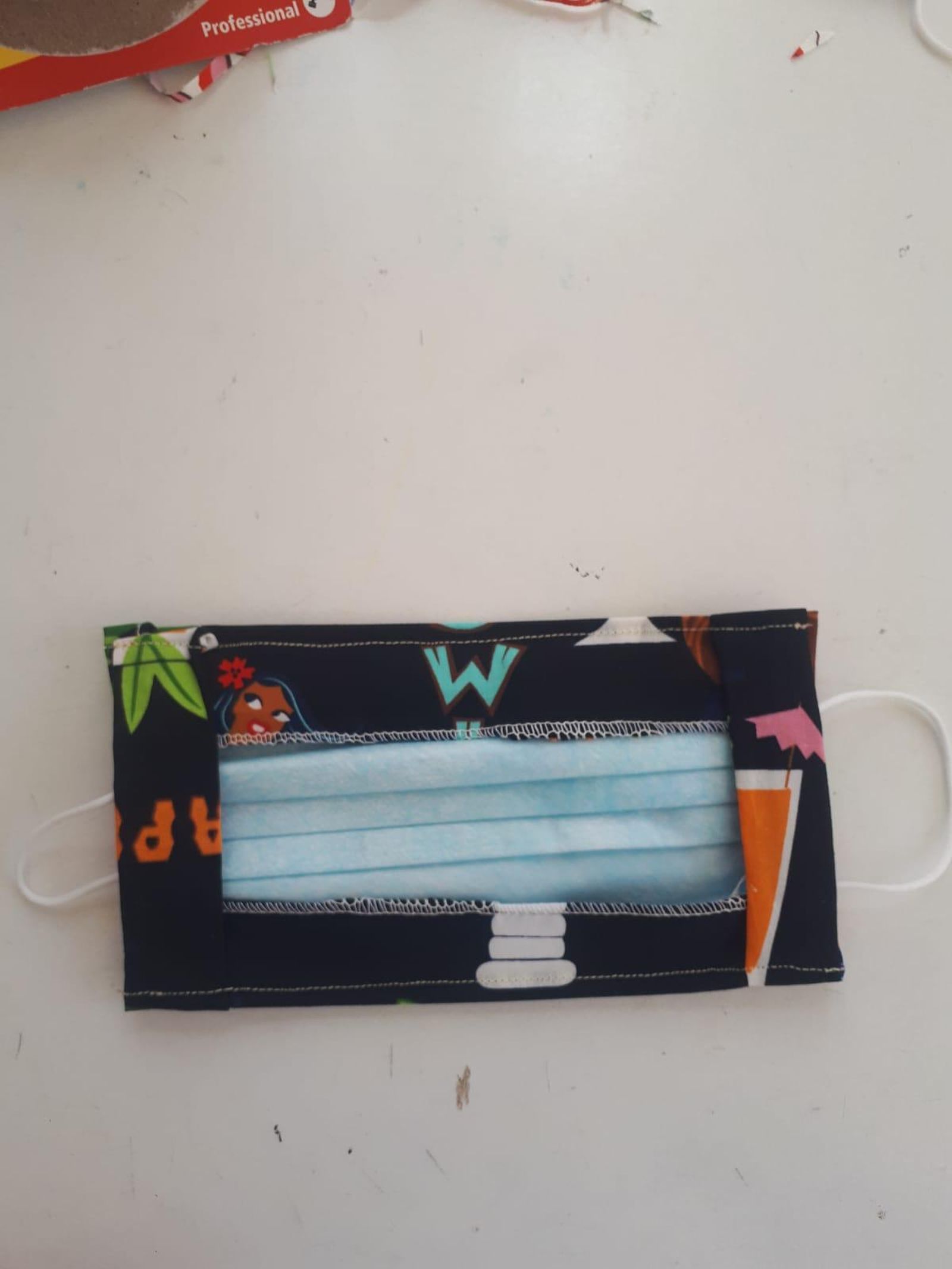 Mascarilla acoplada a su funda.