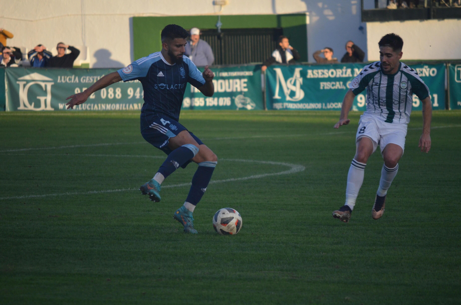 Manu Galán controla el balón en el duelo de la primera vuelta en Torremolinos.