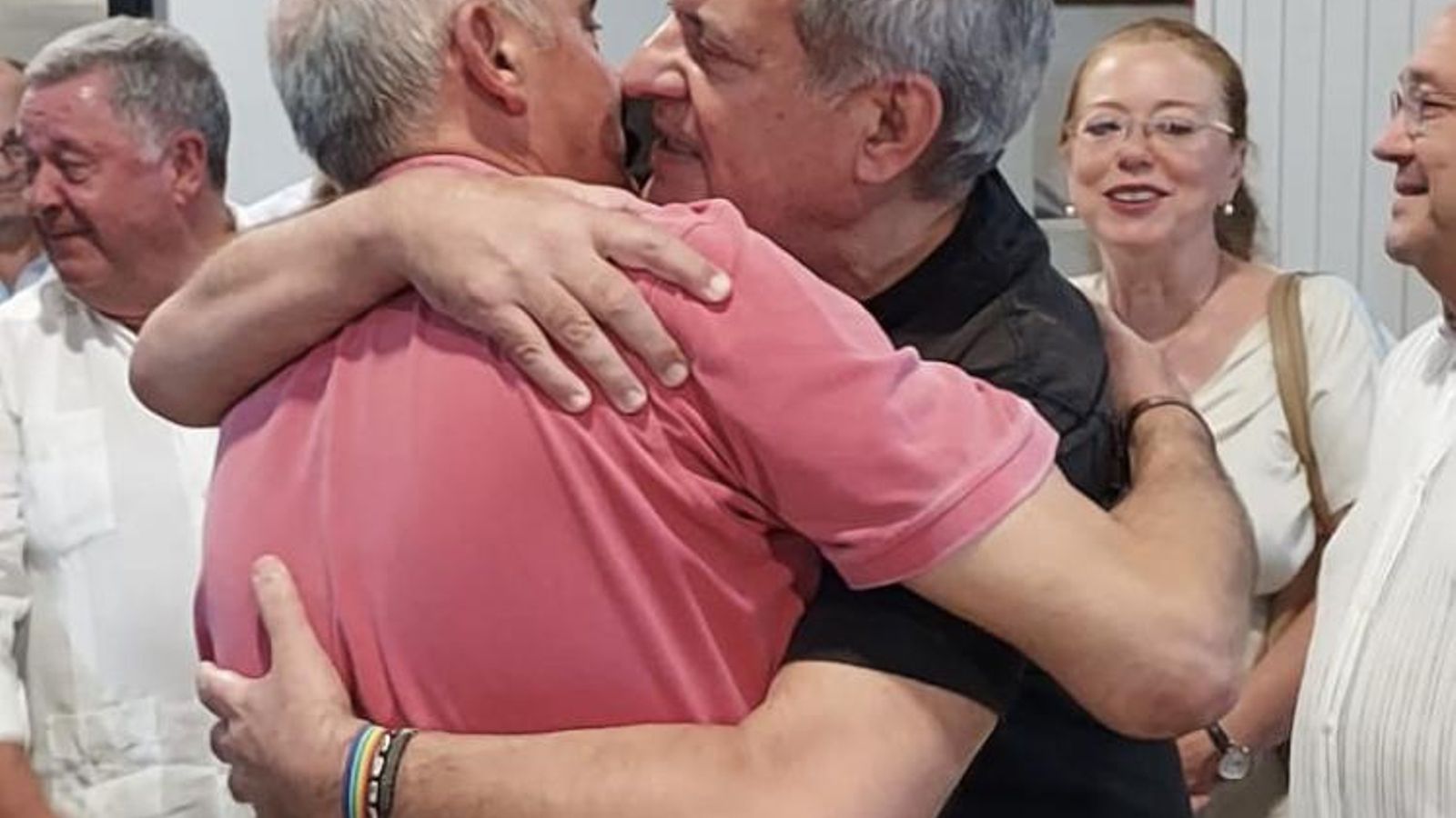 El abrazo de Moreno con Javier Aroca en el homenaje sorpresa por la jubilación del tabernero
