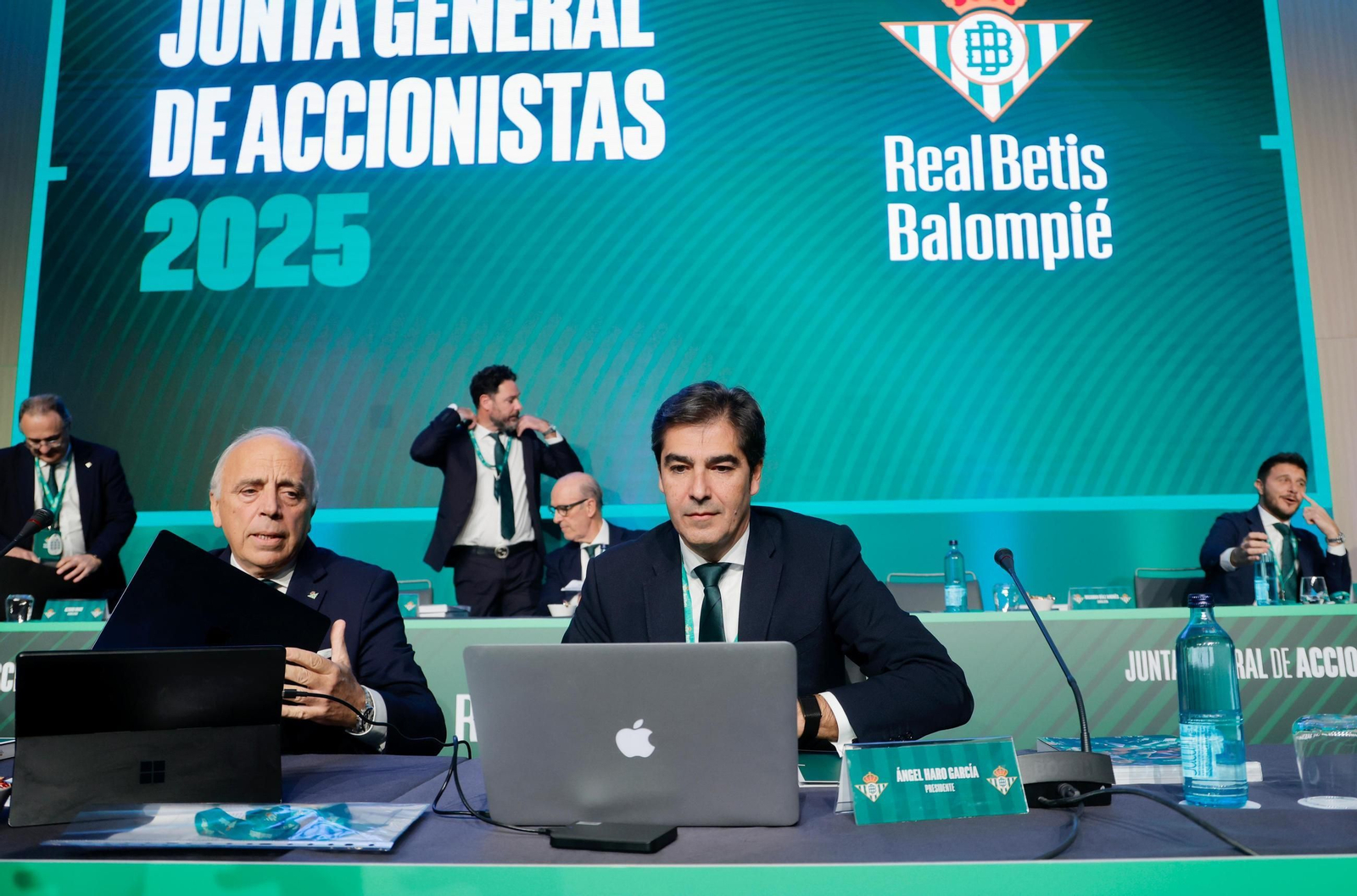 Ángel Haro prepara sus documentos en la Junta de Accionistas