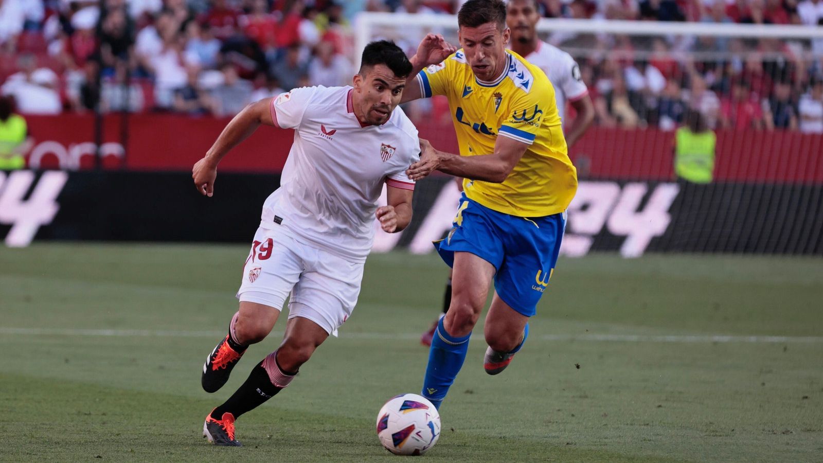 Acuña intenta escaparse de Rubén Alcaraz.