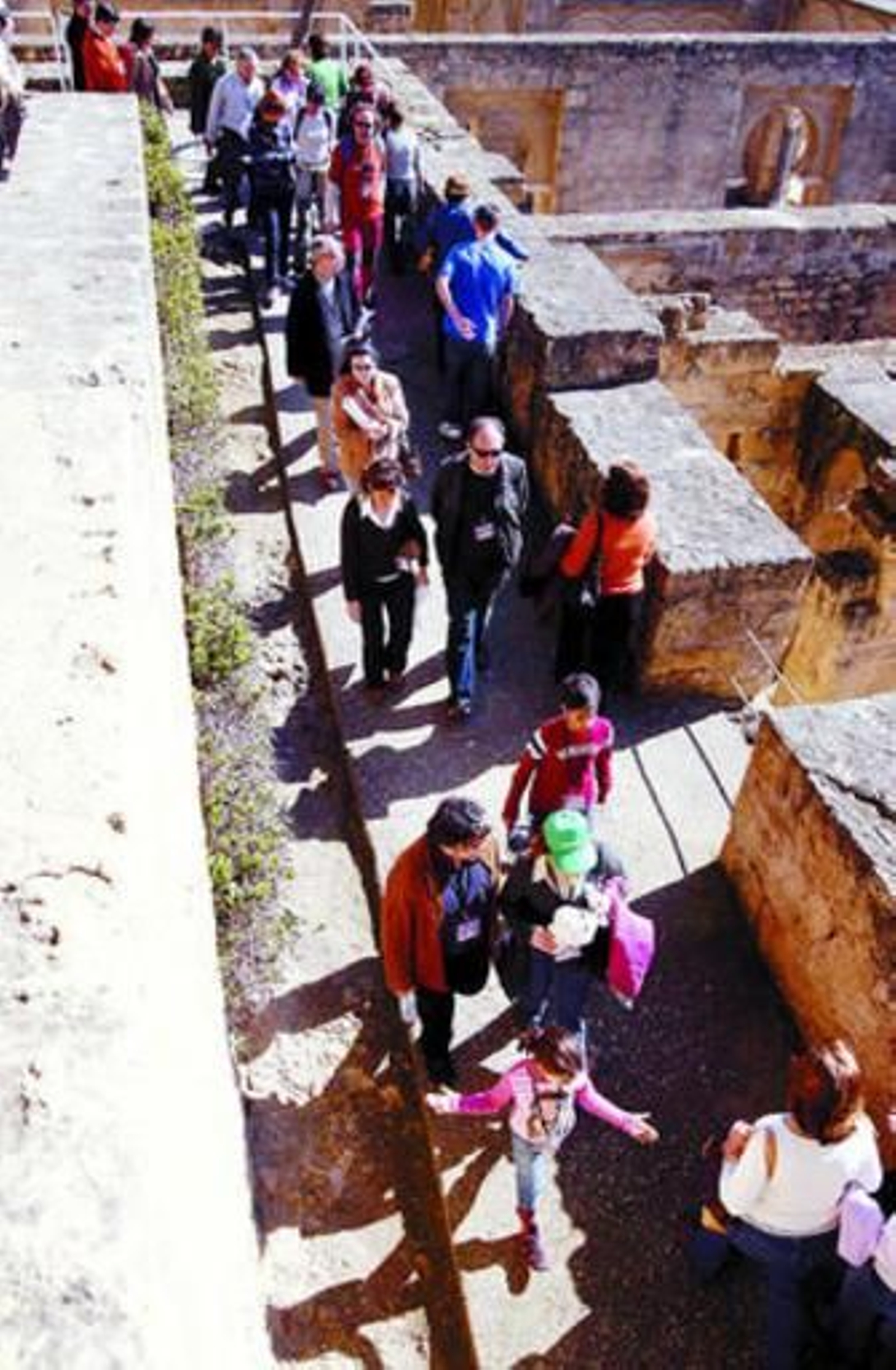 Un grupo de turistas recorre la ciudad palatina. Un grupo de turistas recorre la ciudad palatina.