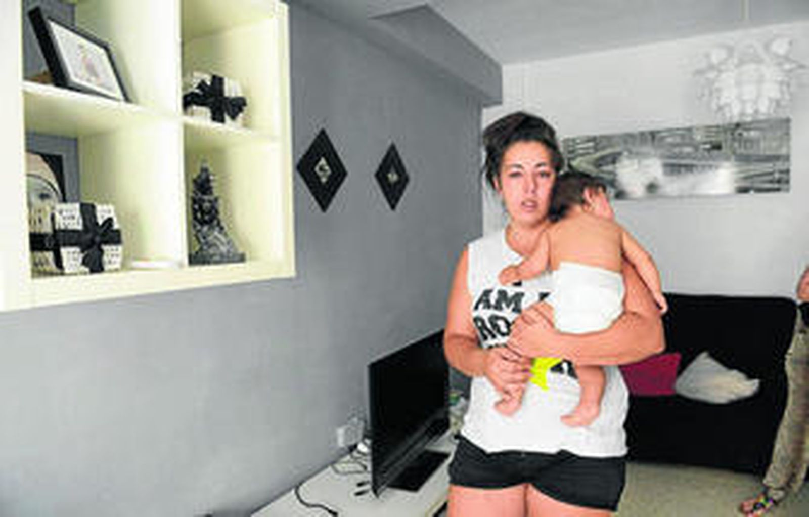Desirée posa con su bebé la pasada semana en el piso de la calle Grazalema.