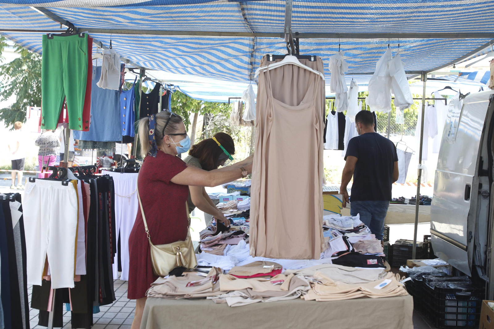 El regreso de los mercadillos de Córdoba tras la crisis del coronavirus, en fotos
