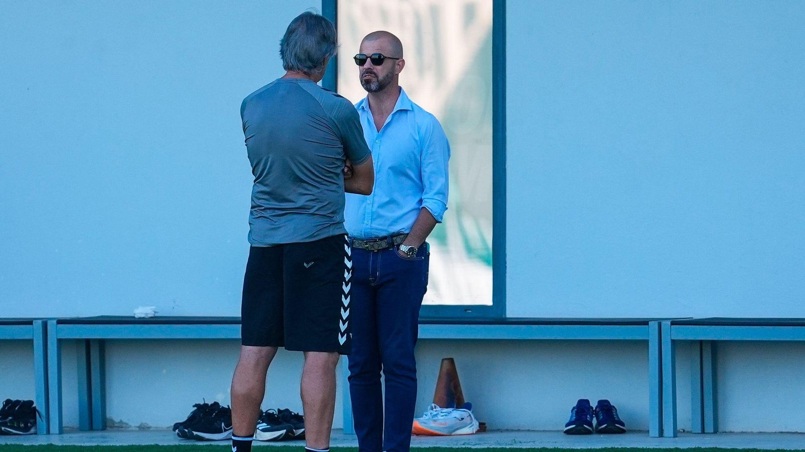 Manuel Pellegrini y Manu Fajardo dialogan durante unentrenamiento del Betis en la Ciudad Deportiva Luis del Sol. Manuel Pellegrini y Manu Fajardo dialogan durante unentrenamiento del Betis en la Ciudad Deportiva Luis del Sol.