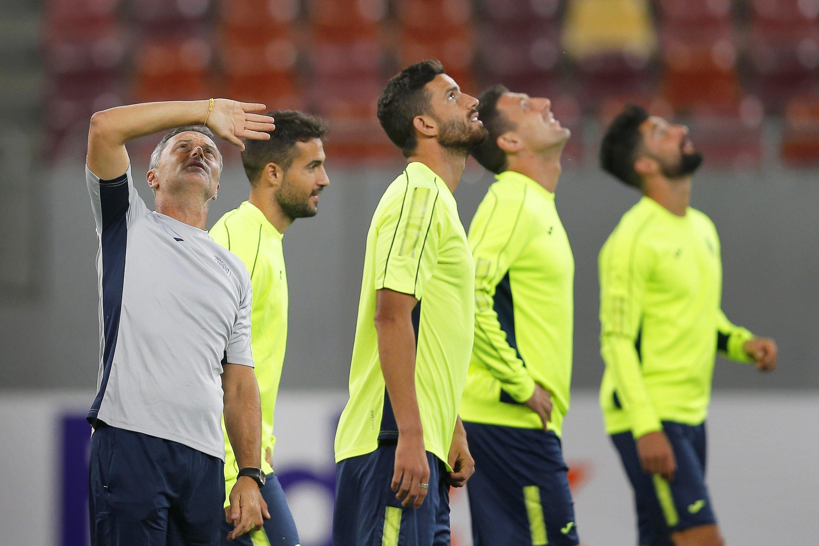 Fran Escribá mira al cielo junto a cuatro jugadores del Villarreal, entre ellos Mario Gaspar y Musacchio en primer plano.