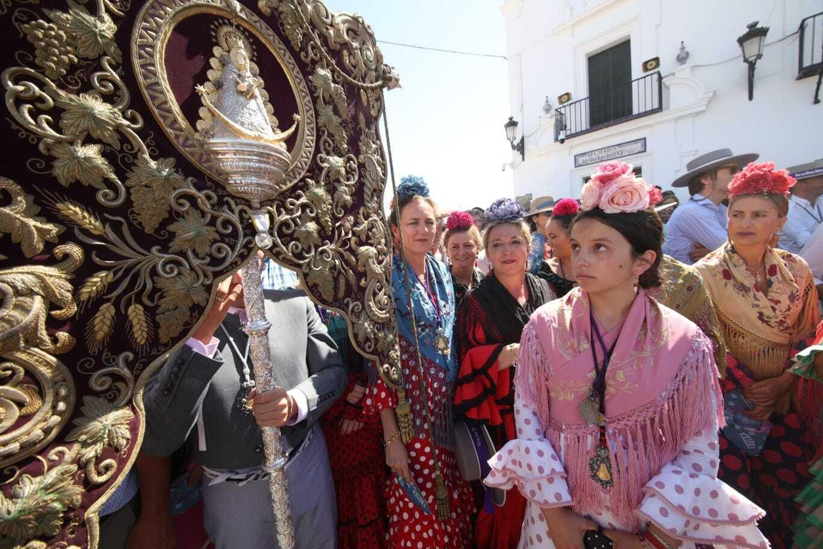 El Simpecado de Jerez a los pies de la Virgen del Rocío