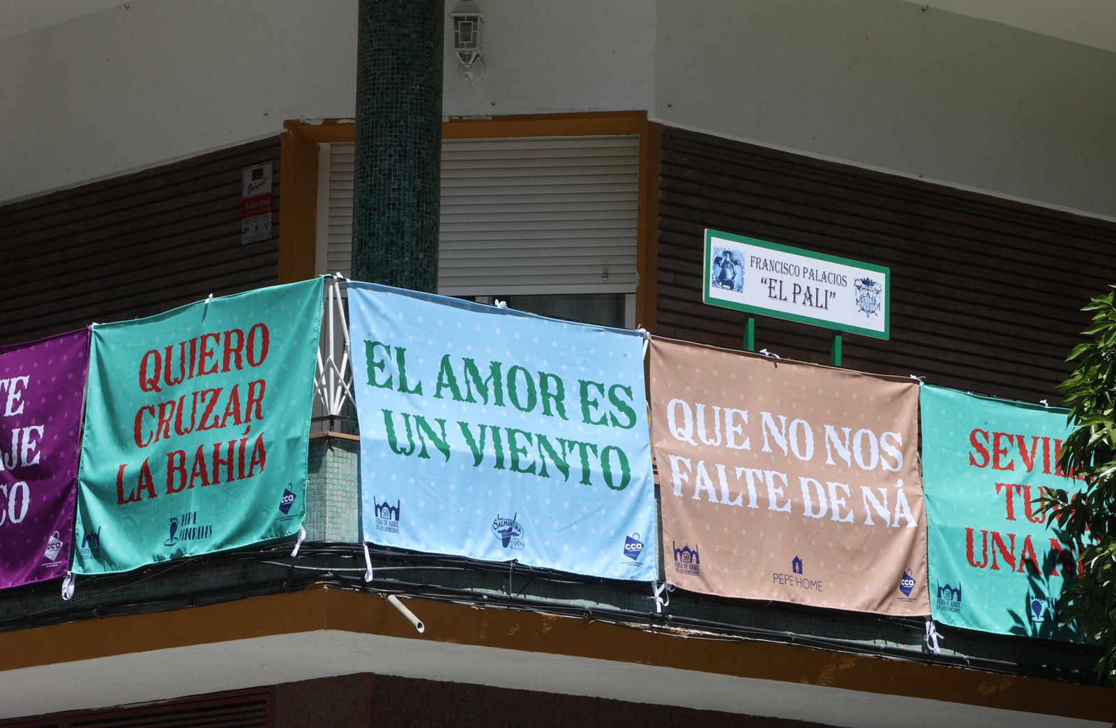 Banderolas y colgaduras en los balcones de Los Remedios