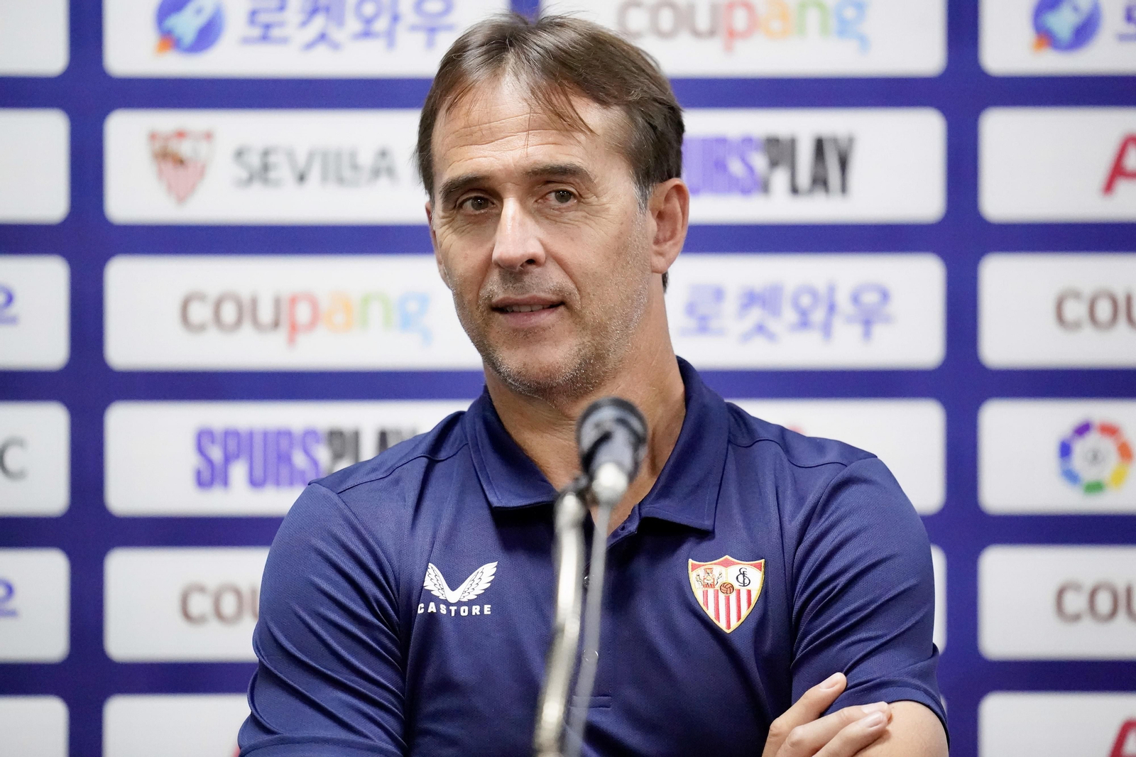 Julen Lopetegui se dirige a la prensa coreana en Suwon.