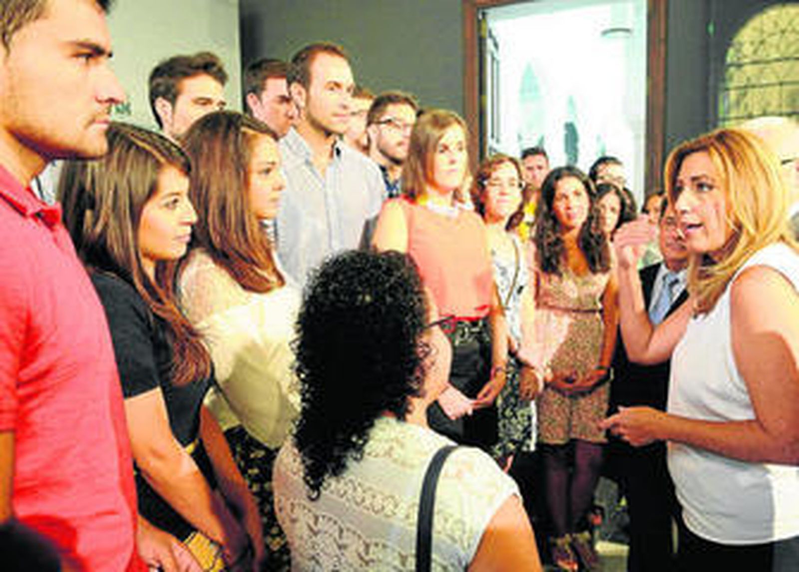 Susana Díaz, ayer con los primeros becados del Santander en San Telmo.