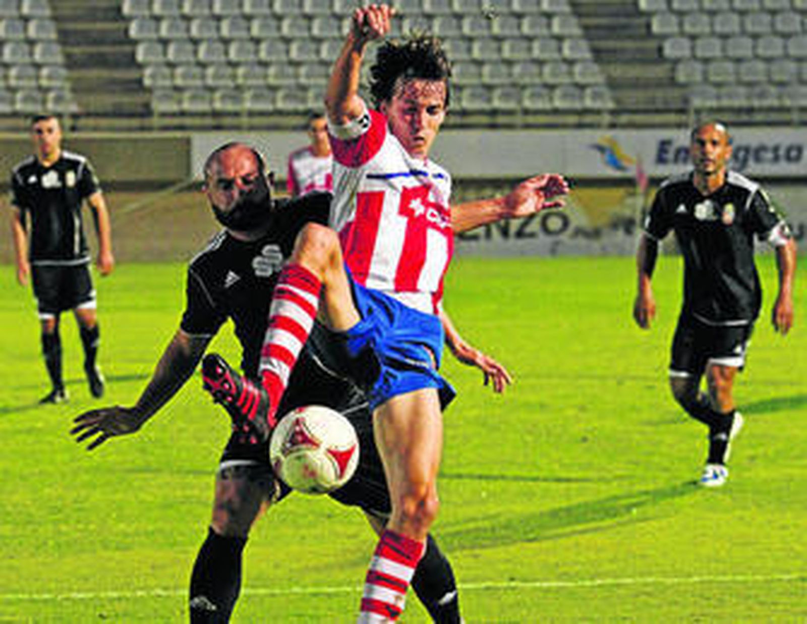 Javi Chico pelea el balón con Pepe Martínez, en el Algeciras-Ceuta de la temporada 2012-13.