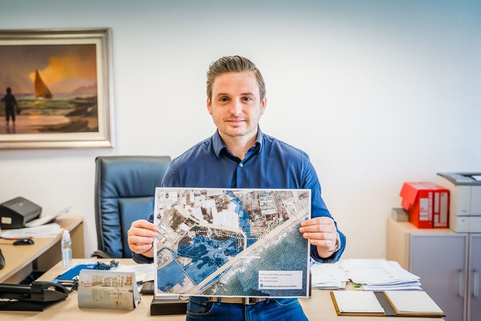 José Luis Llamas muestra una imagen aérea de la Ribera de la Algaida.