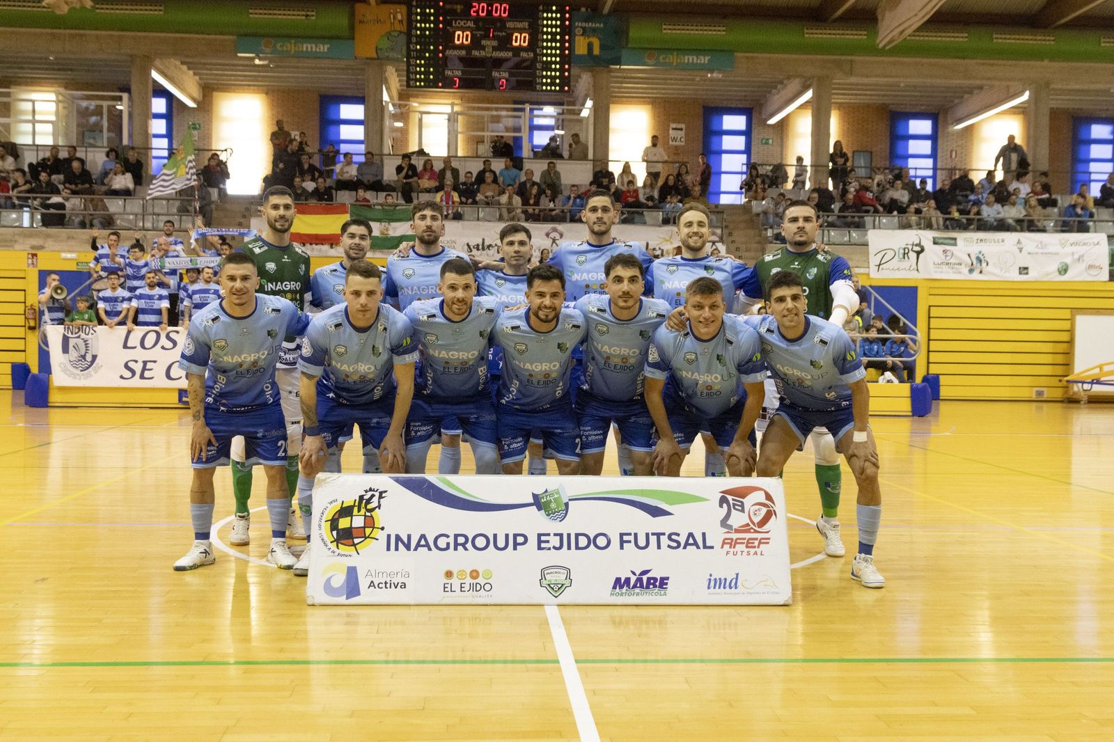 Los celestes posan en el centro de la pista antes del comienzo de un encuentro en casa.