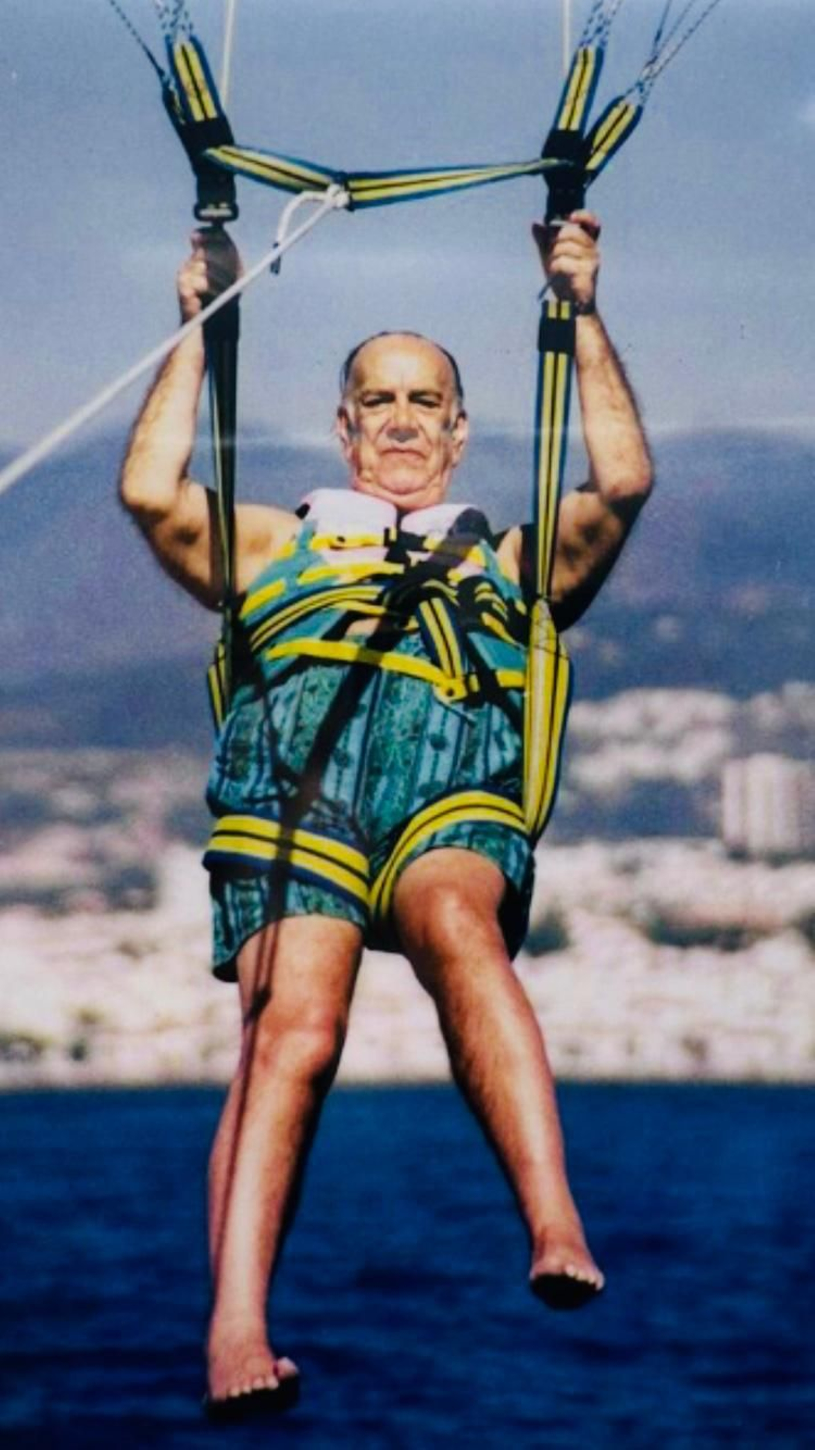 Camilo J. Cela en paracaídas en Puerto Banús. Camilo J. Cela en paracaídas en Puerto Banús.