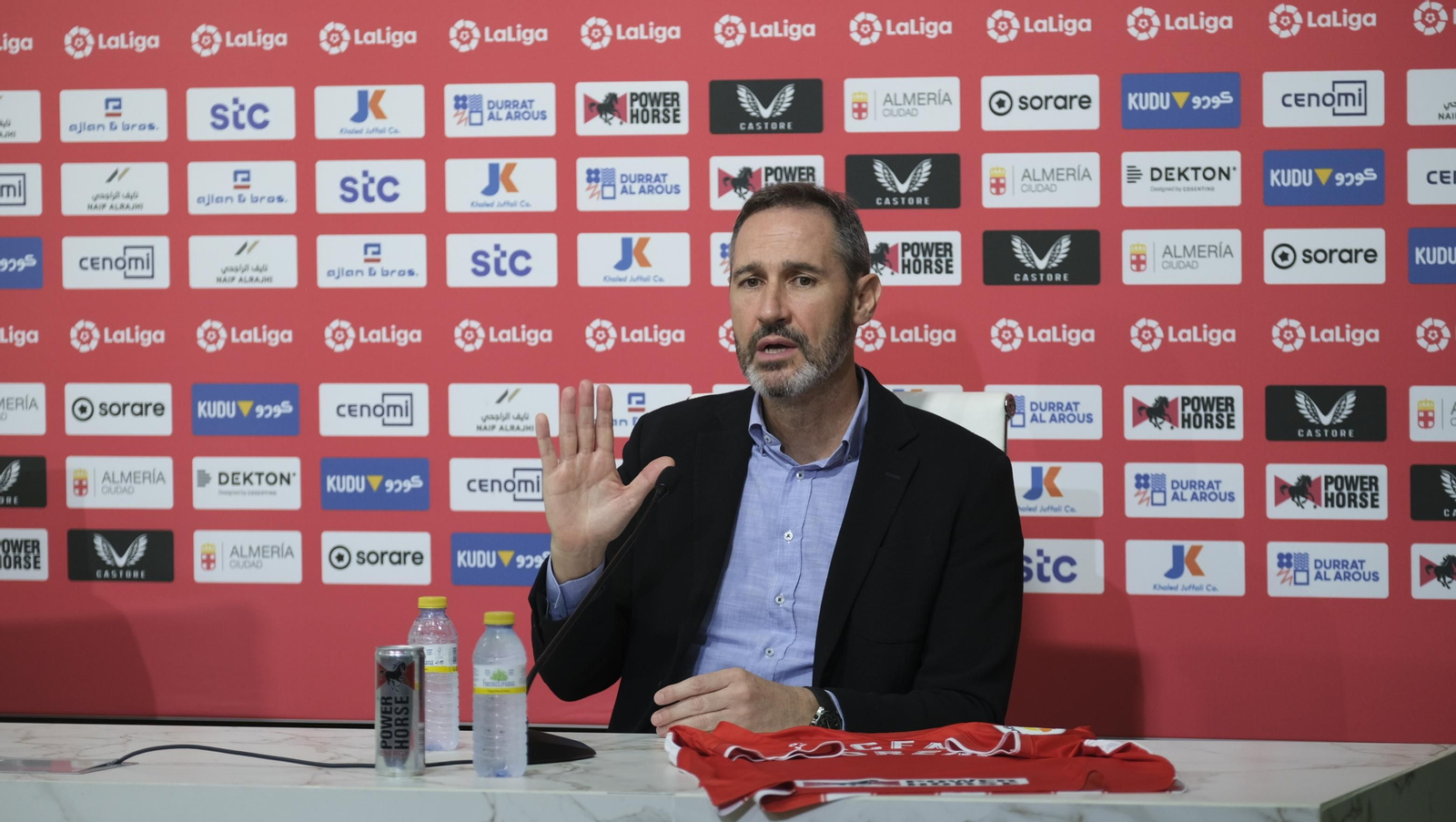 Imágenes de la presentación de Vicente Moreno, nuevo entrenador de la U.D. Almería
