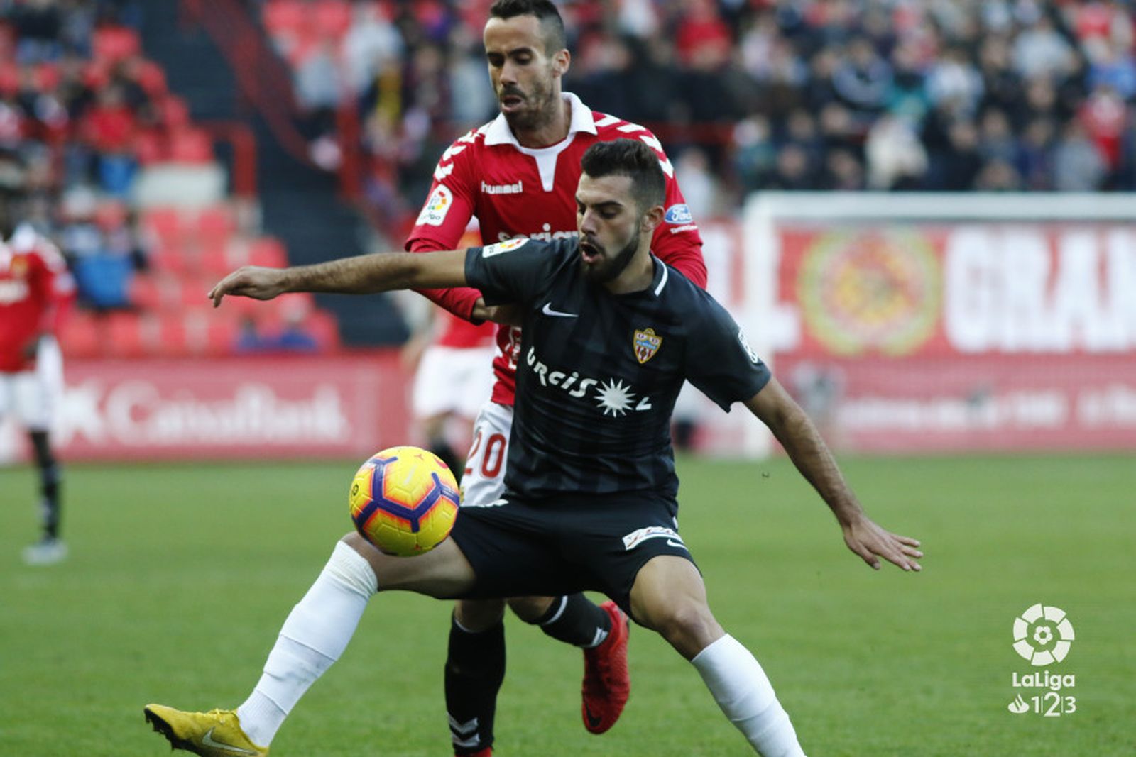 Rioja protege el esférico ante un rival en el Nou Estadi