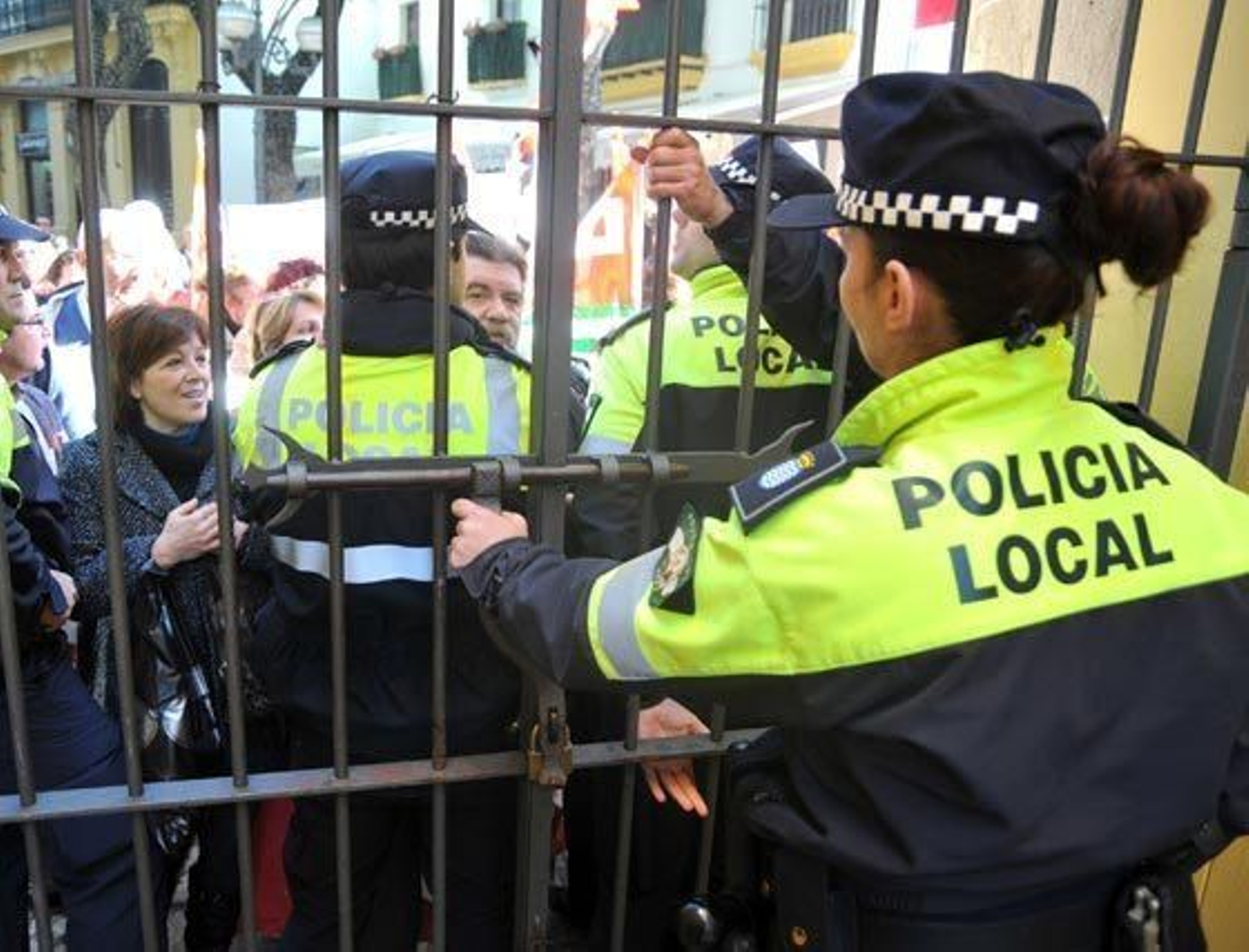 La Policía Local frena el intento de las trabajadoras de Acasa y Limasa de tomar el Consistorio si bien lograron ocupar la sede del grupo municipal del PSOE más tarde  Foto: Manuel Aranda