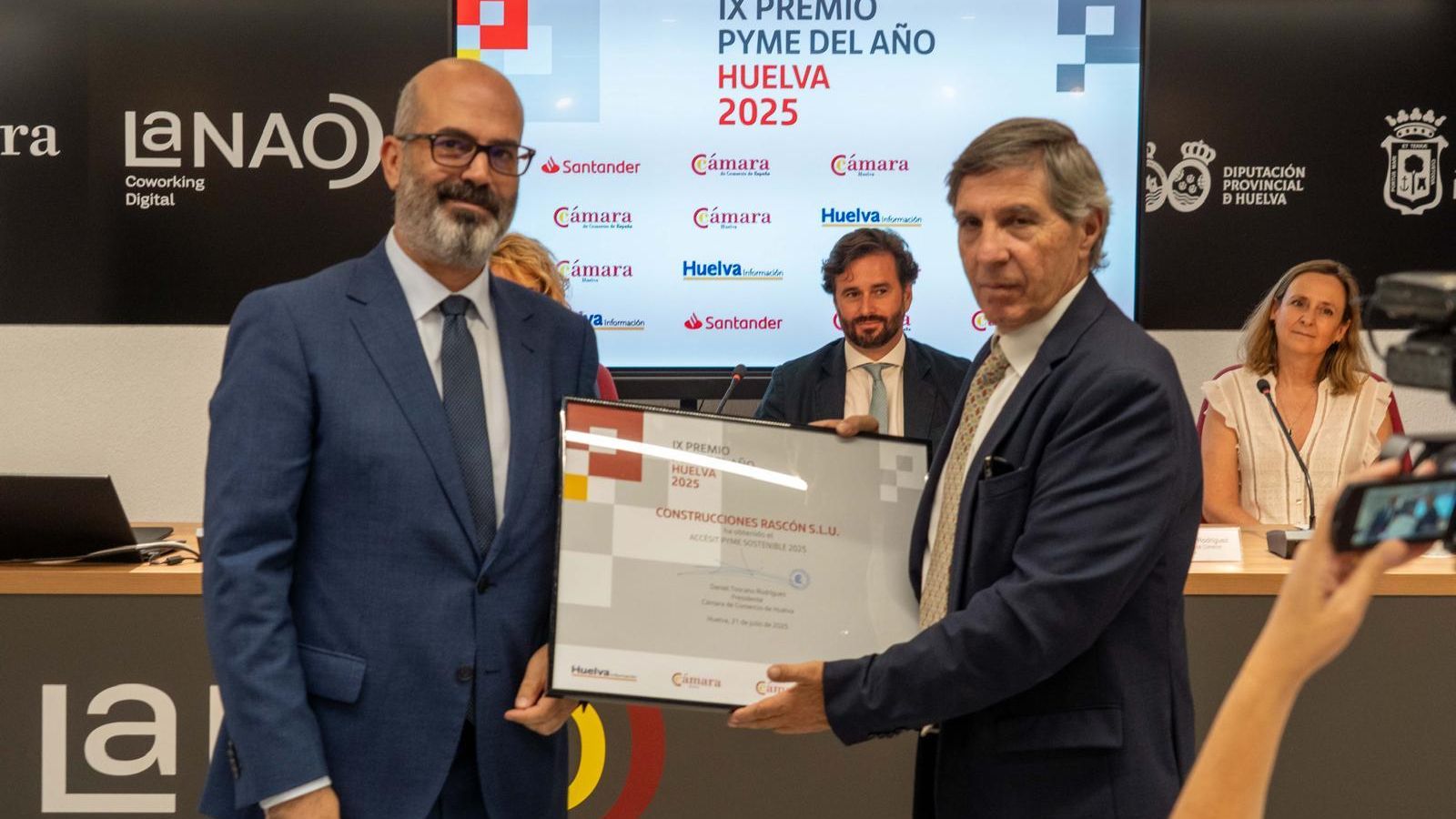 El director de Huelva Información, Javier Ronchel, entregando el premio al director general de Construcciones Rascón.
