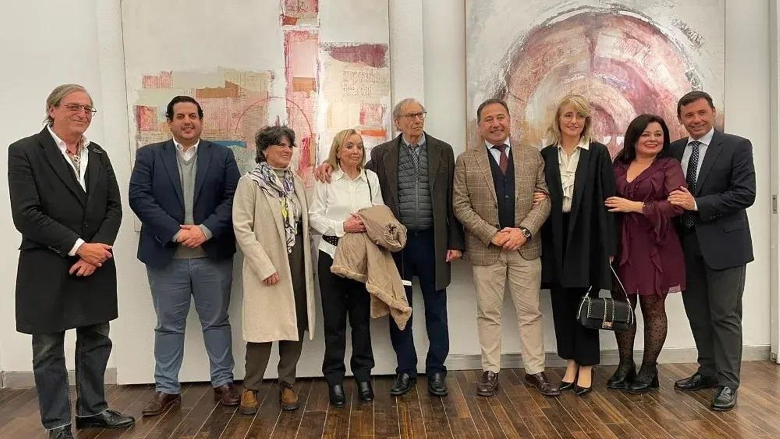 Los asistentes a la inauguración, entre ellos Alfredo Ramos-Argüelles, Conchi Sambucety y Jaime Orozco, padres de Blanca.